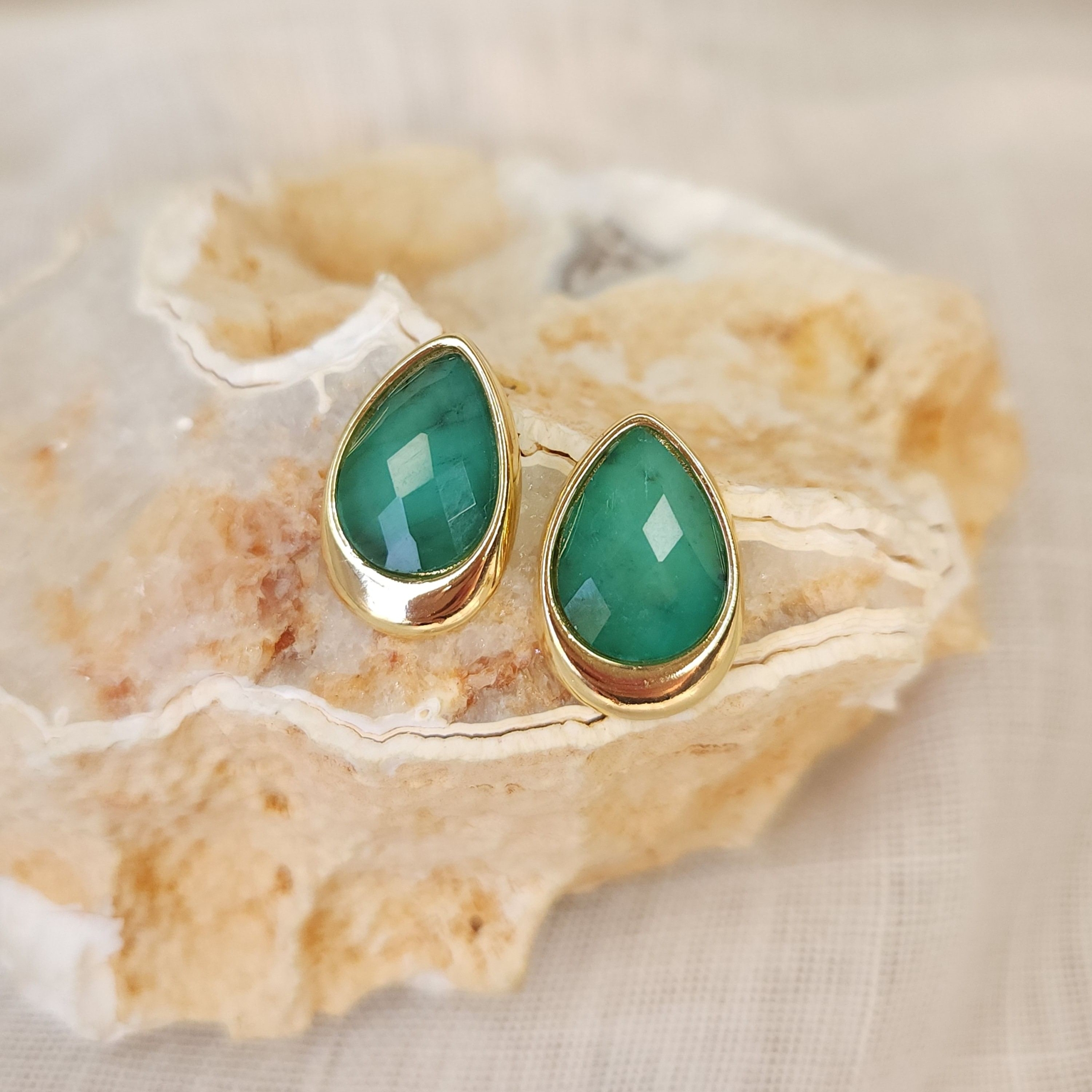 Conjunto de Gotas com Pedras Naturais Esmeralda - Banhado a Ouro 18k - Imagem 2