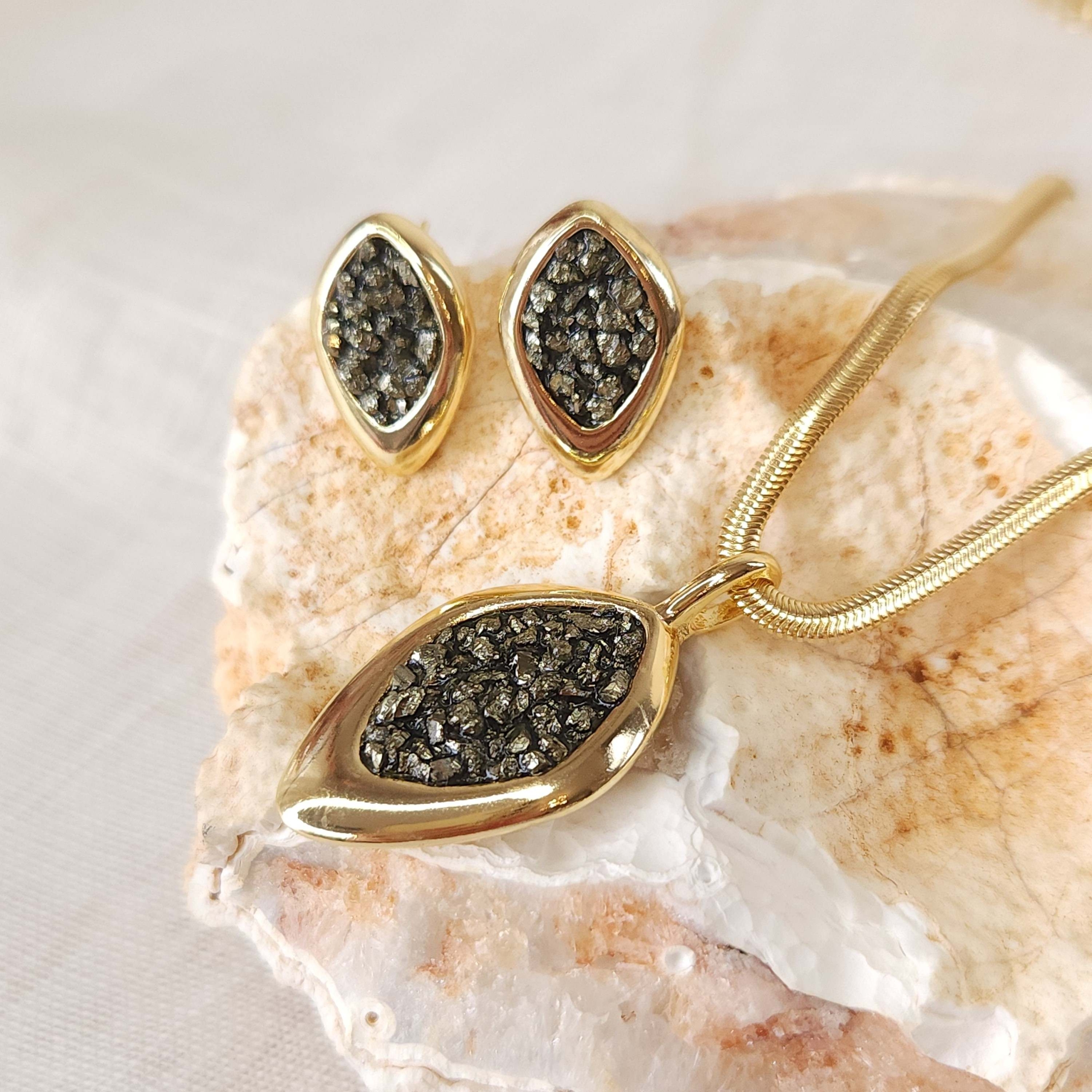 Conjunto Pedras Naturais/Pirita, com Designer Único e Elegante - Banhado a Ouro 18k - Imagem 3