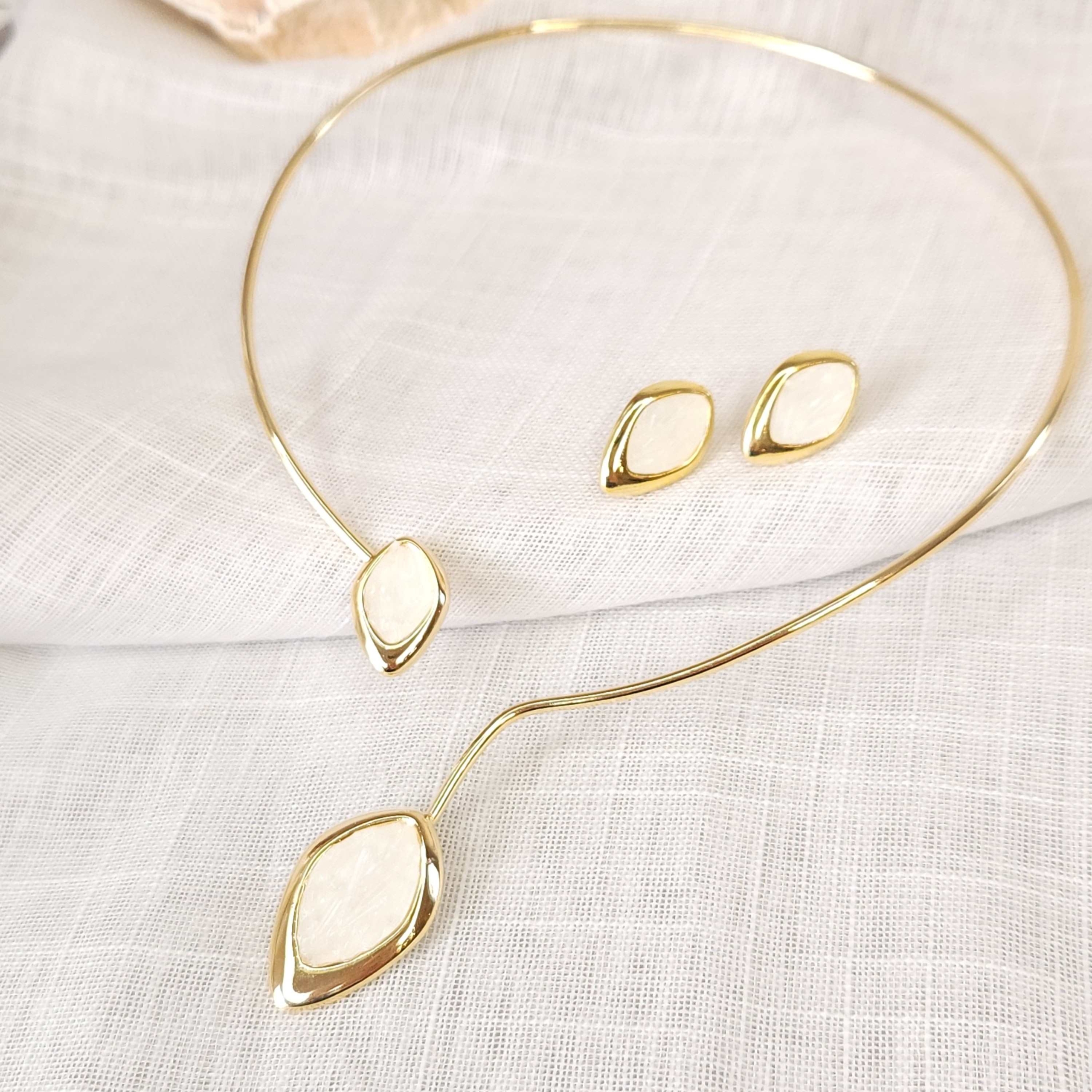 Conjunto Colar De Fio e Pedras Naturais Selenita - Banhado a Ouro 18 k