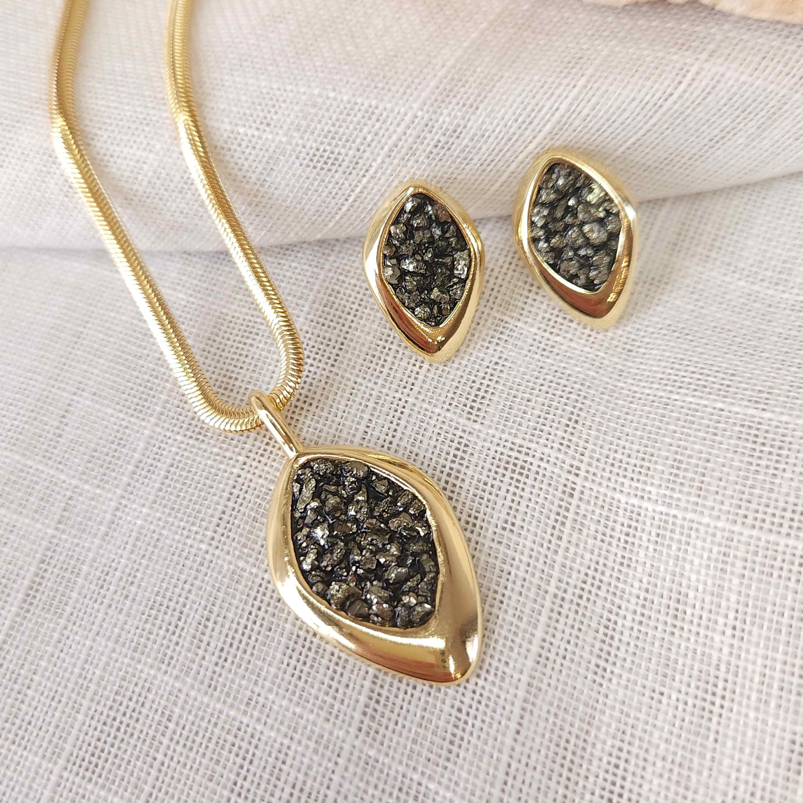 Conjunto Pedras Naturais/Pirita, com Designer Único e Elegante - Banhado a Ouro 18k