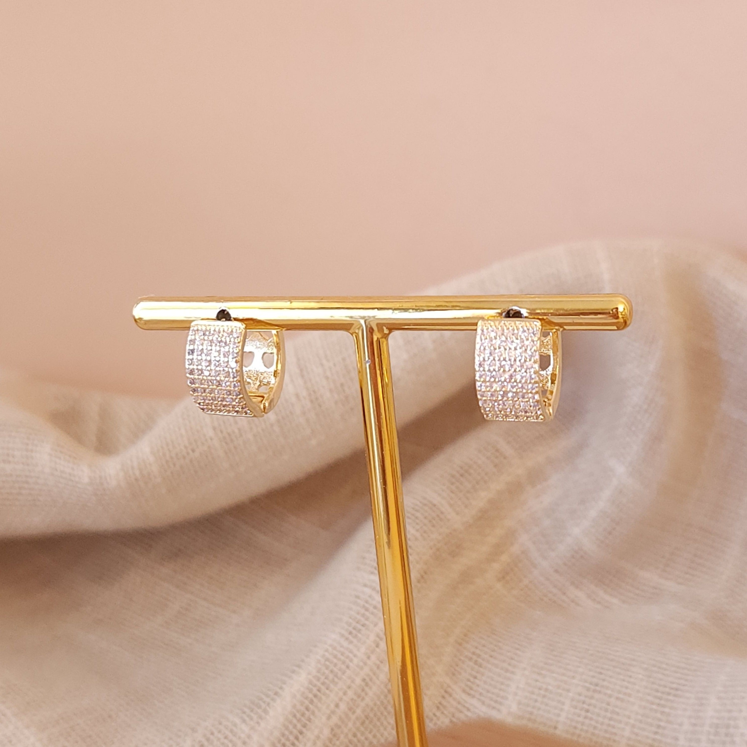 Brinco Argola 6 Carreiras de Zircônia Cravejada - Banhado a Ouro 18k - Imagem 3