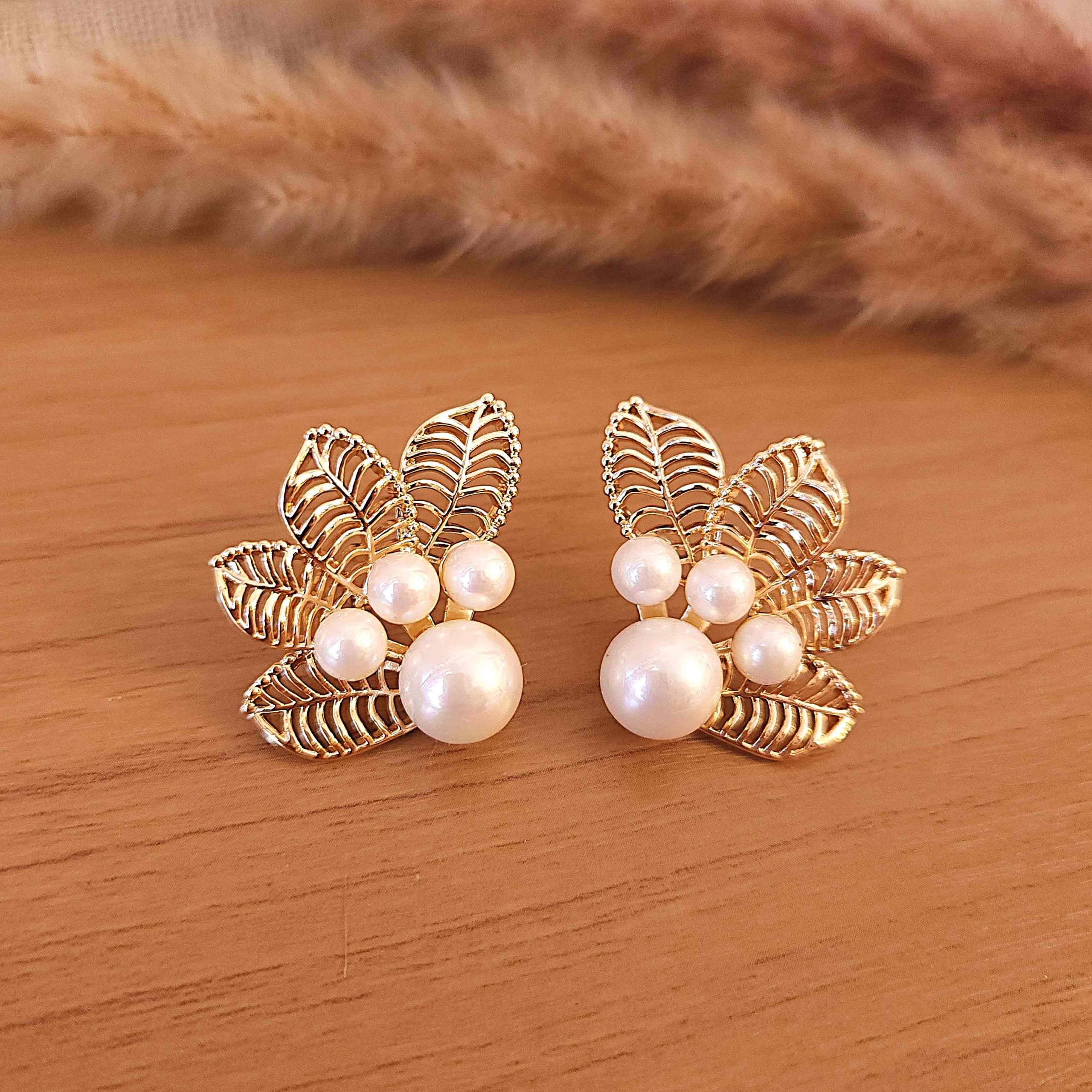 Brinco Pérolas e Folhas vasadas Ear Cuff- Banhado em ouro 18k