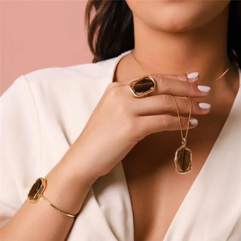 Anel Formato Orgânico e Pedra Oval Olho de tigre - Banhado a Ouro 18k - Imagem 4