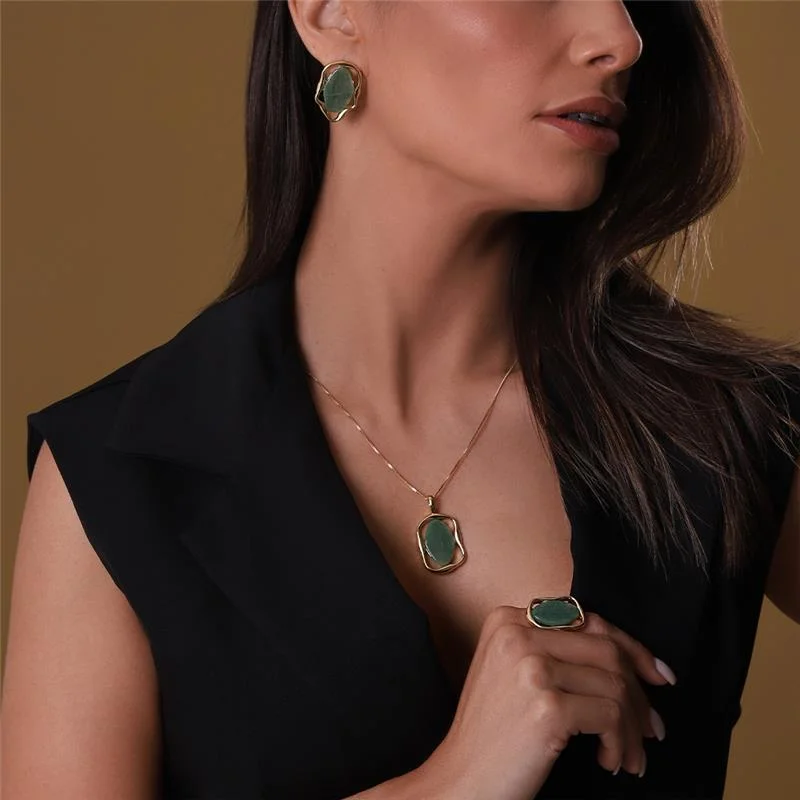 Brinco Pedra Natural Quartzo Verde e Detalhes Ondulados - Banhado a Ouro 18k - Imagem 3