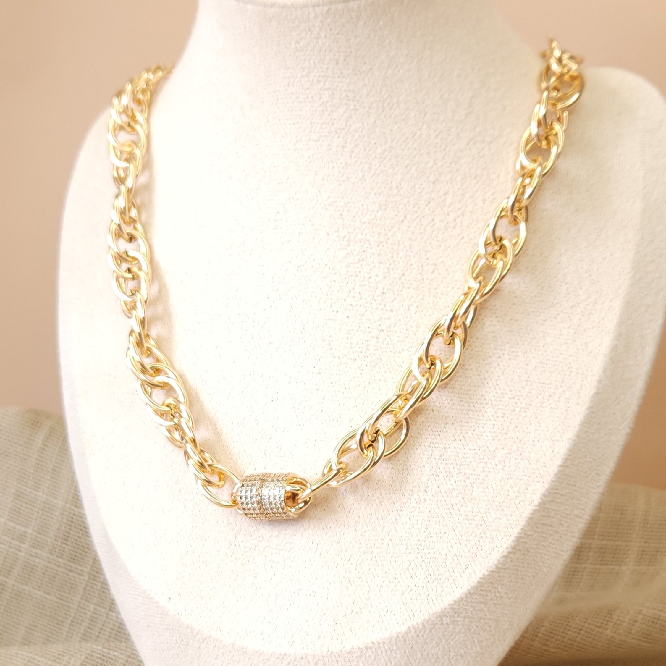 Colar Elegante Elos Entrelaçados Largo com Fecho Magnético Cravejado - Banhado a Ouro 18k - Imagem 2