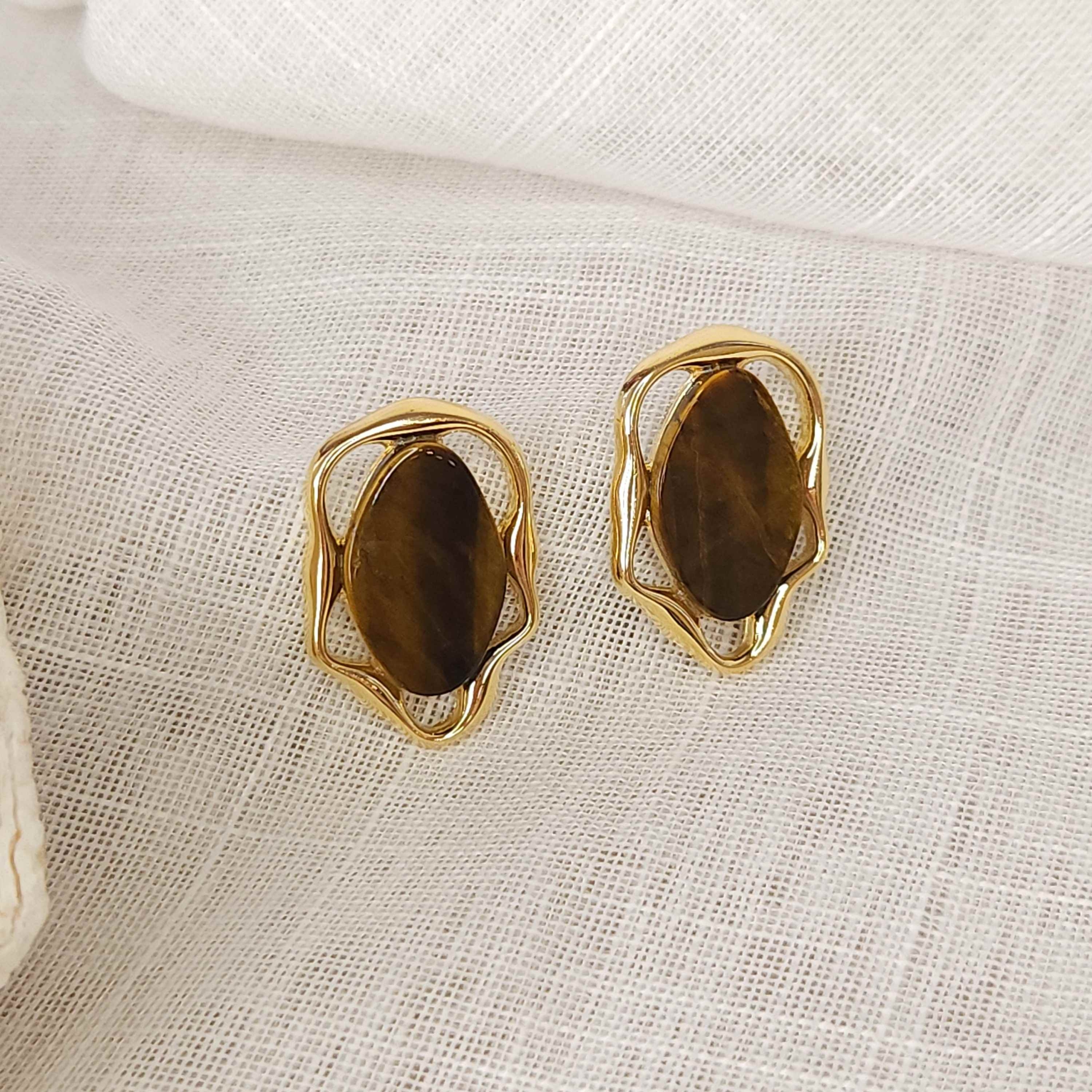 Brinco Pedra Olho de Tigre com Detalhes Geométricos - Banhado a Ouro 18k - Imagem 2