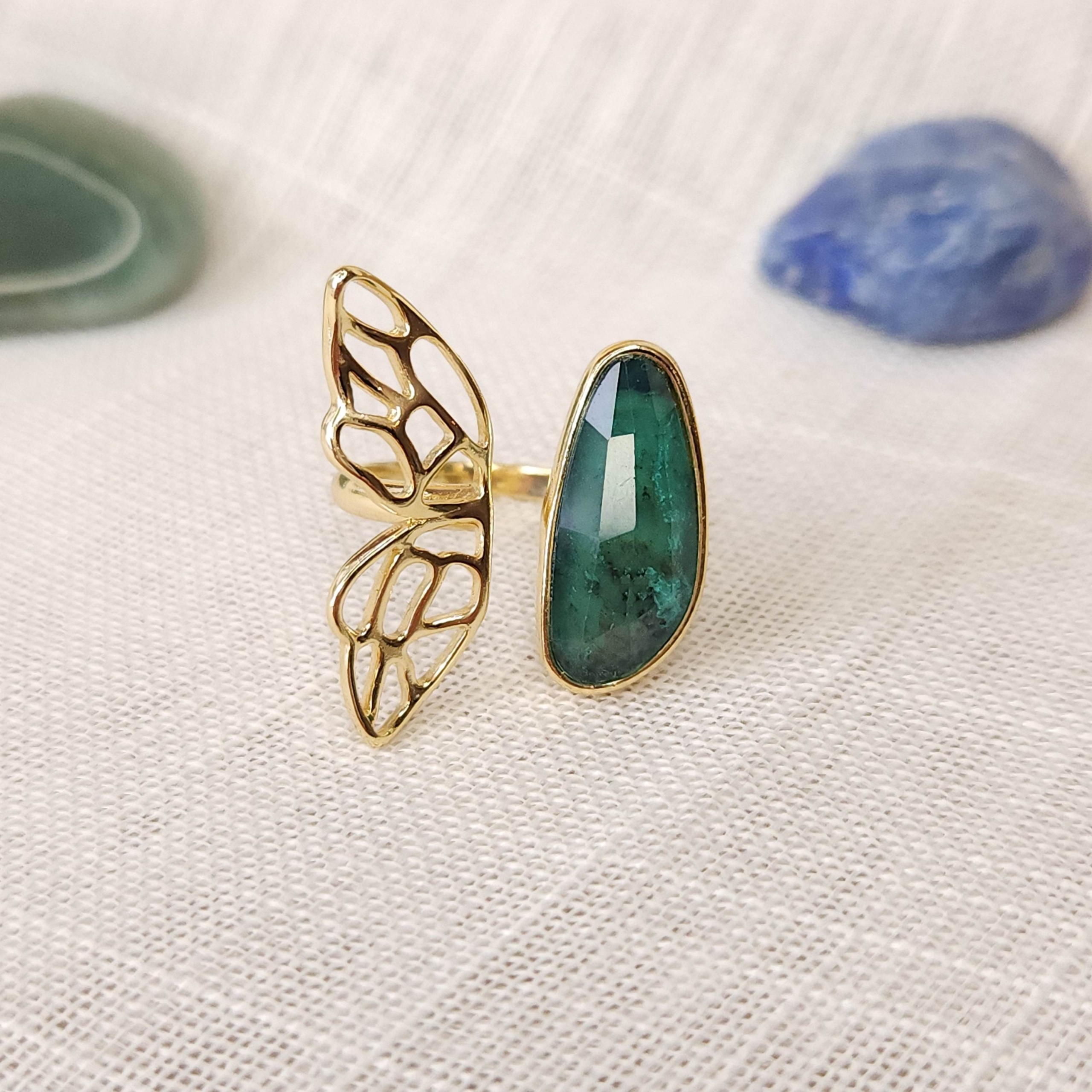 Anel Aberto Asas Borboleta e Pedra Natural Esmeralda - Banhado a Ouro 18k