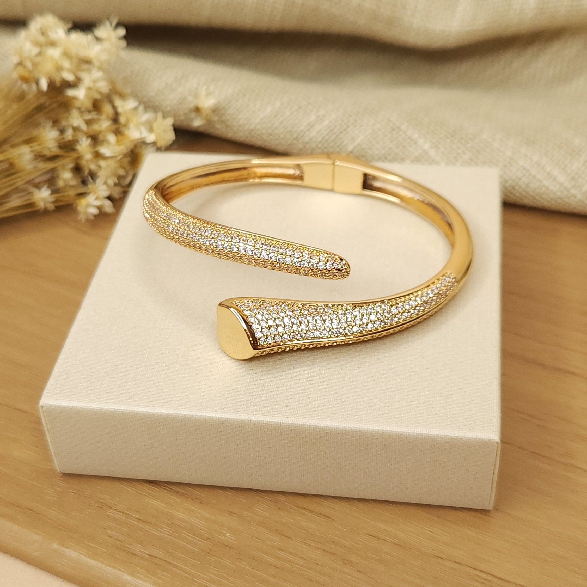 Conjunto Requinte de Anel e Bracelete Abertos Cravejados com Ponta de Coração - Banhado a Ouro 18k - Imagem 2