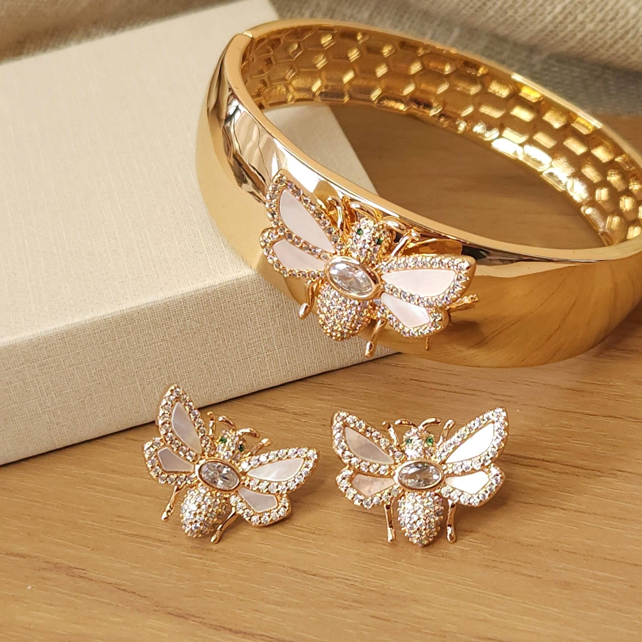Conjunto Bracelete liso e Brincos Abelha com Madrepérolas e zircônias - Banhado a Ouro 18K