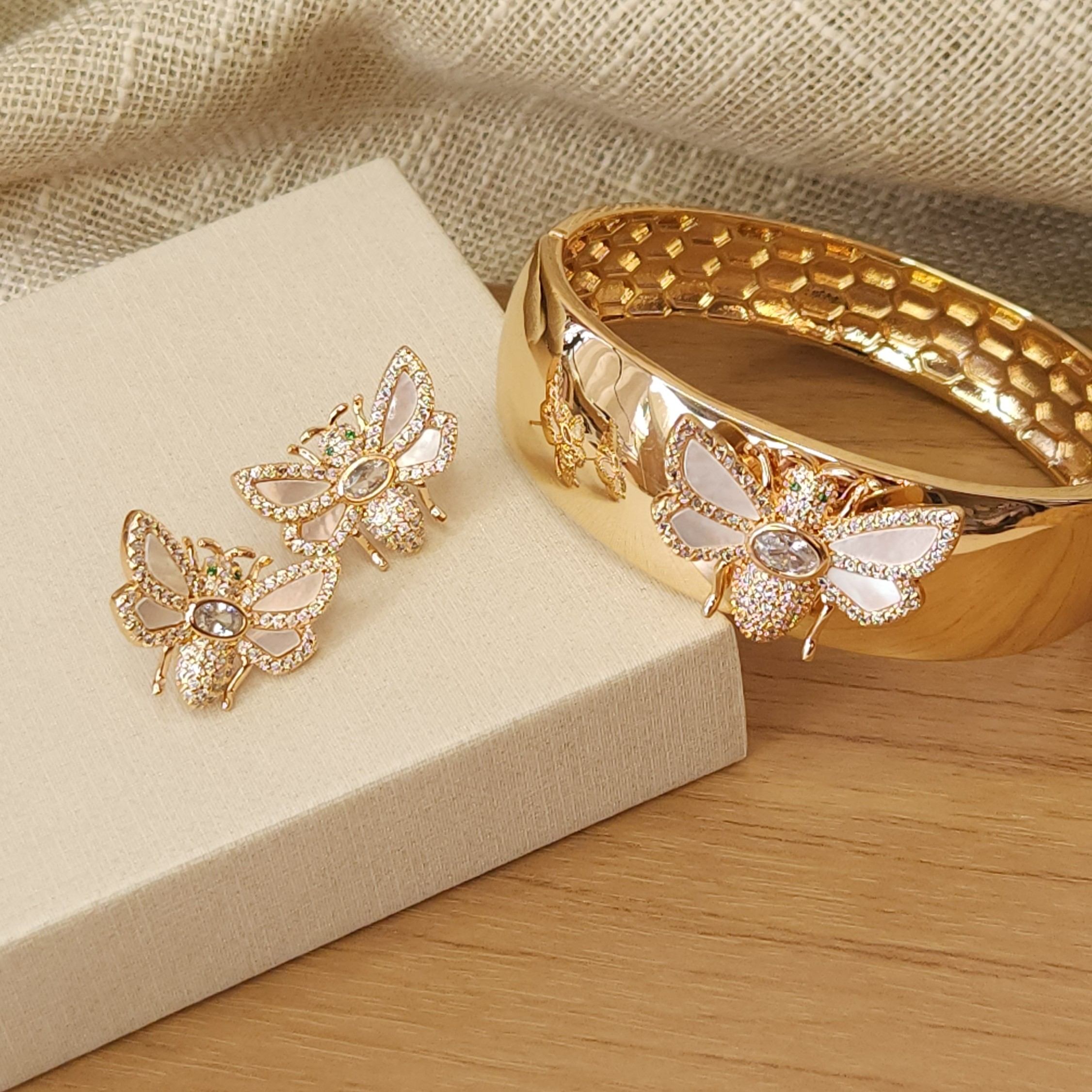 Conjunto Bracelete liso e Brincos Abelha com Madrepérolas e zircônias - Banhado a Ouro 18K - Imagem 2