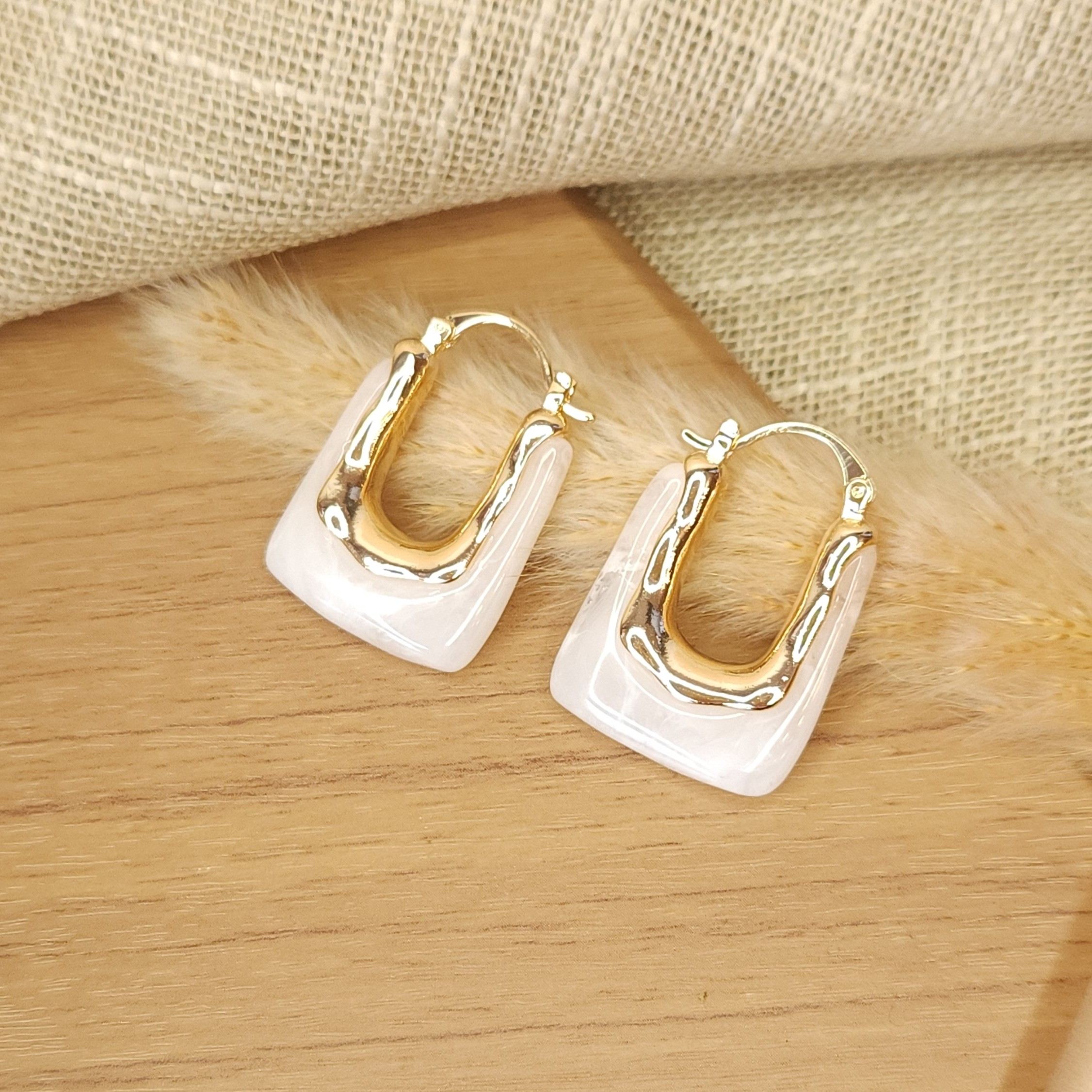 Brinco Argola Retangular Envolvido com Pedra - Banhado a Ouro 18K