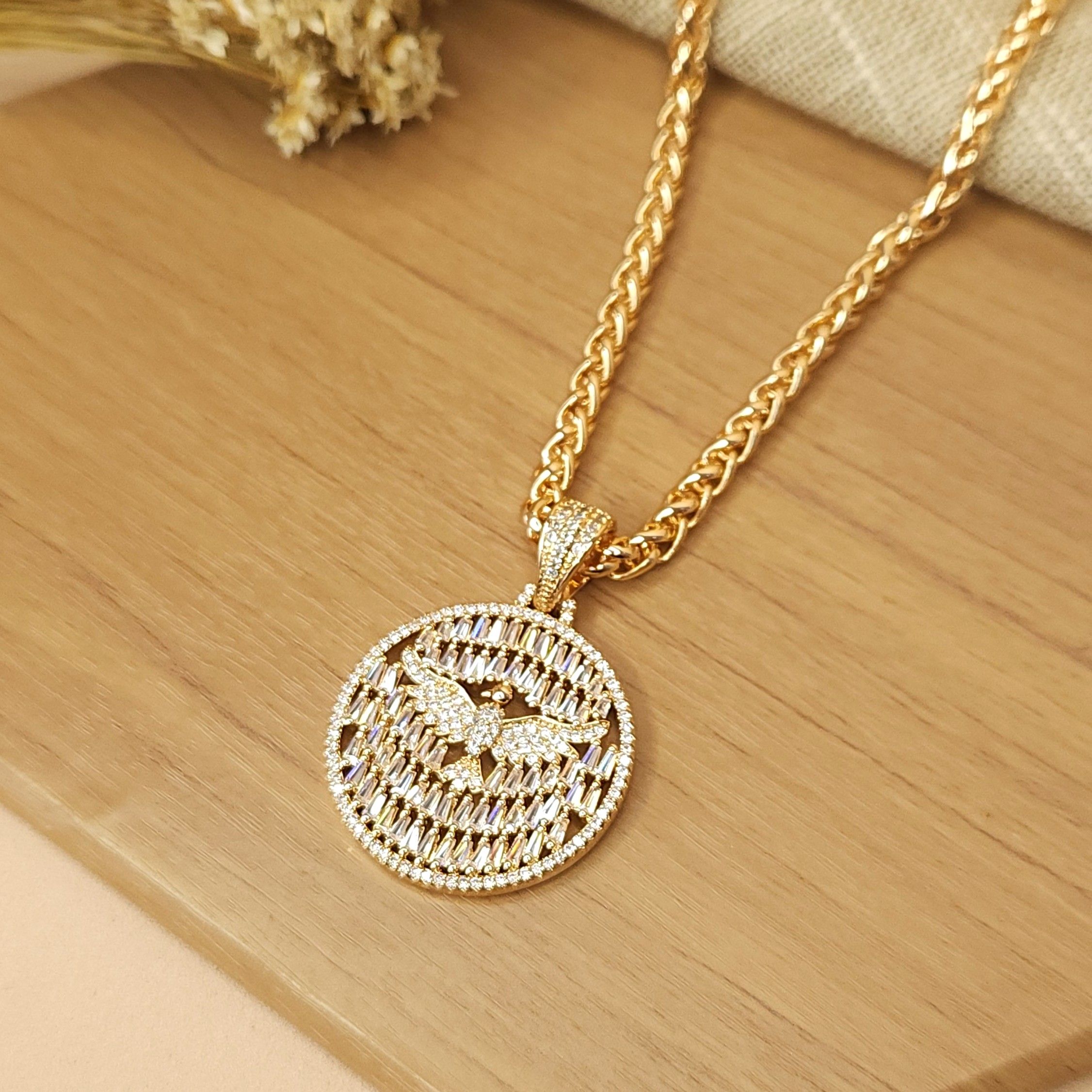 Colar Cordão Trama e Medalha Espirito Santo Baguetes Zircônia - Banhado a Ouro 18k