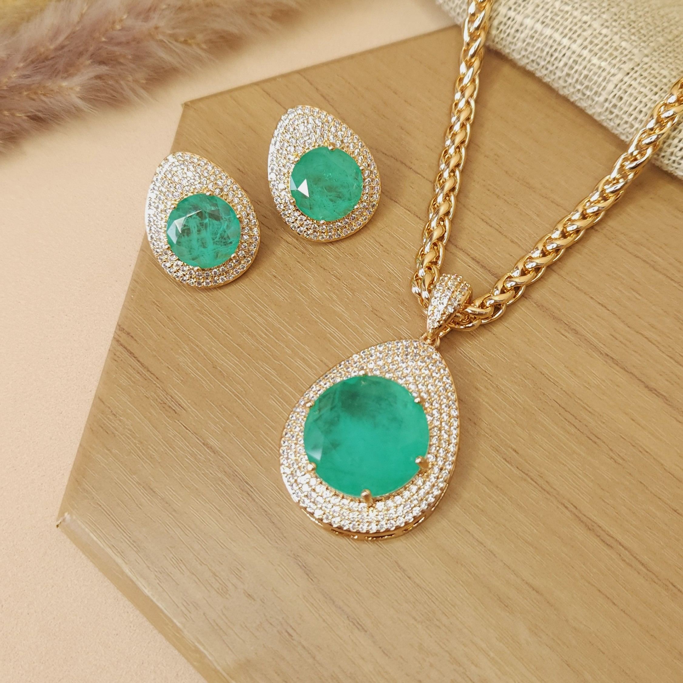 Conjunto Cordão Trama, Brincos e Pingente Gotas Cravejadas e Pedras Verdes - Banhado a Ouro 18k