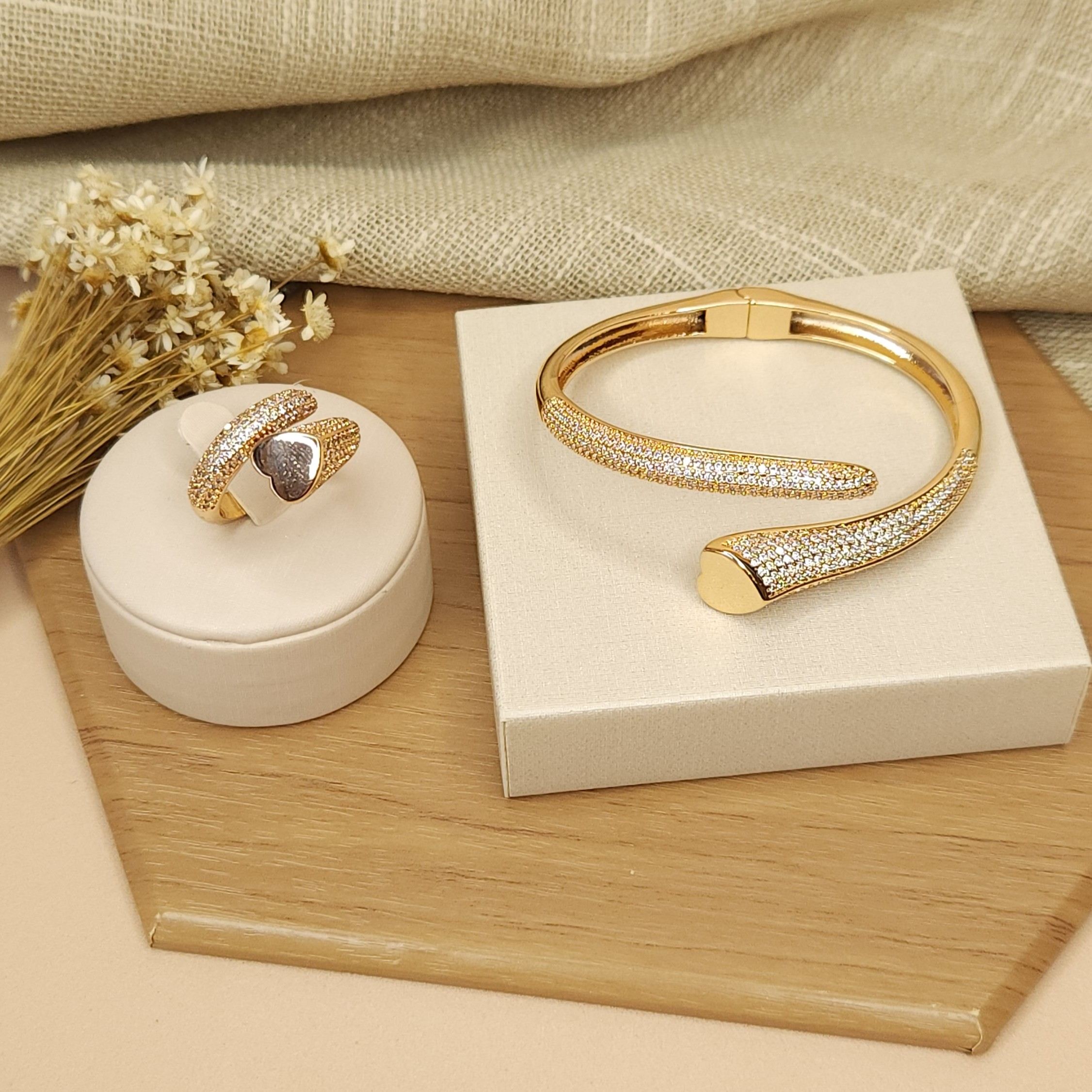 Conjunto Requinte de Anel e Bracelete Abertos Cravejados com Ponta de Coração - Banhado a Ouro 18k