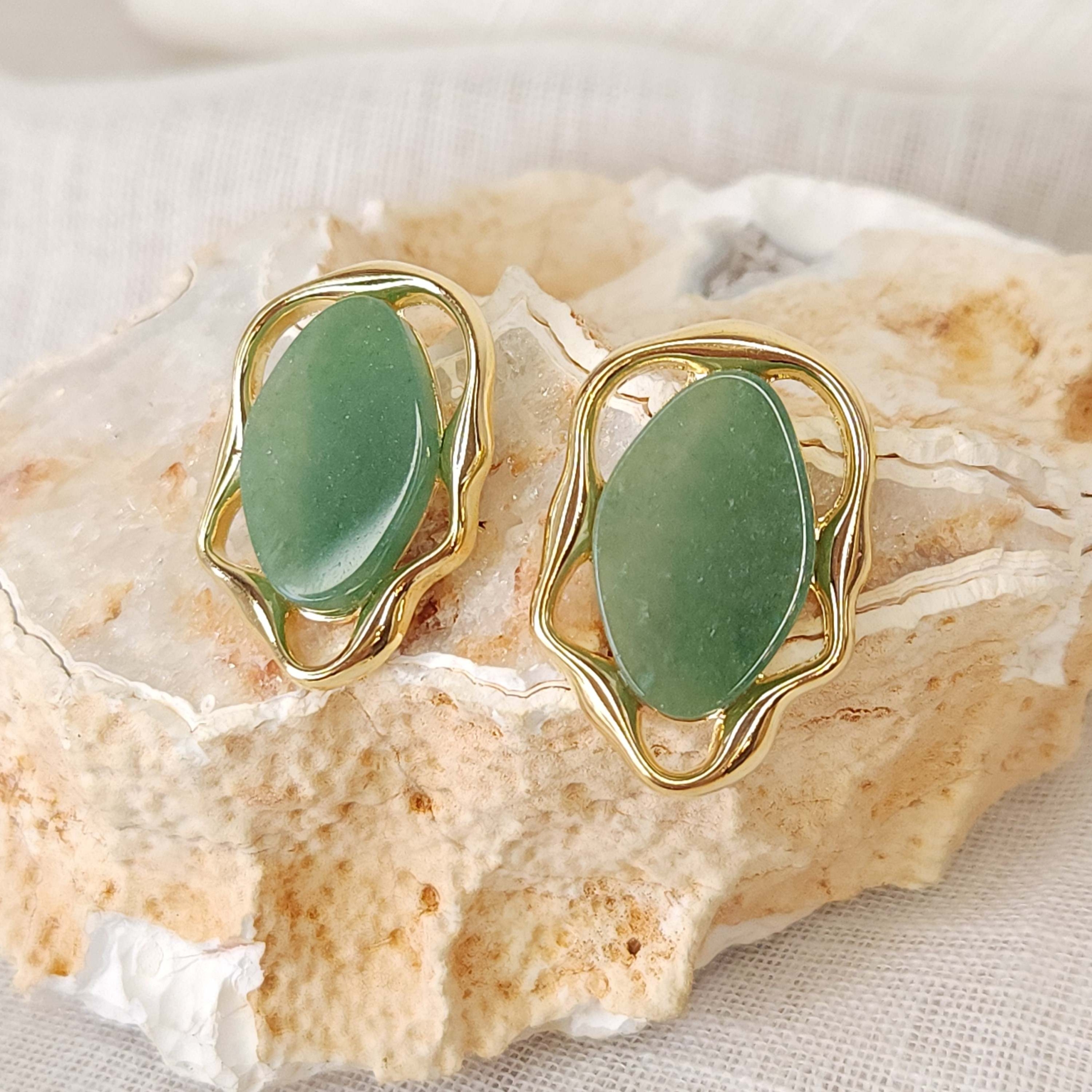 Brinco Pedra Natural Quartzo Verde e Detalhes Ondulados - Banhado a Ouro 18k - Imagem 2