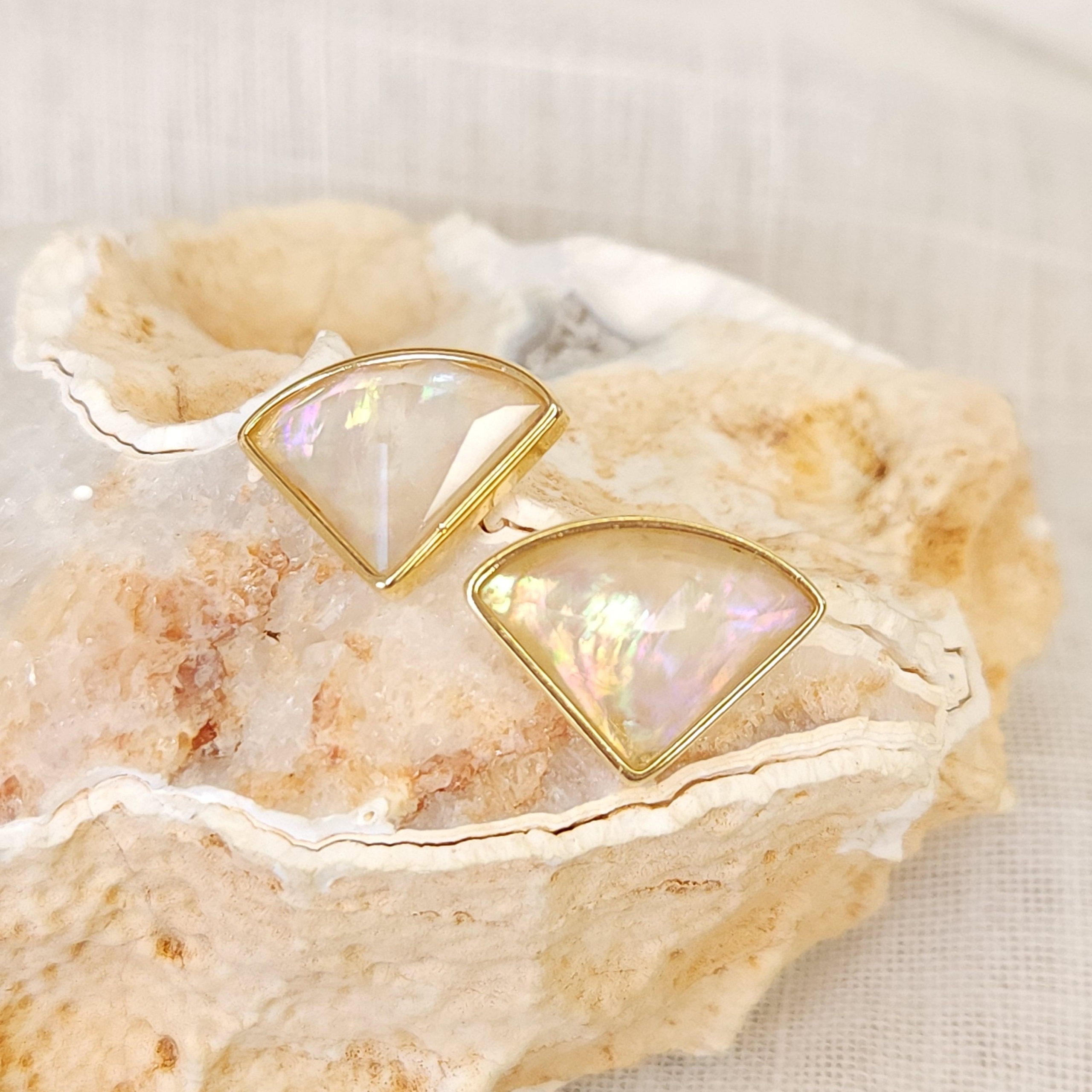 Brinco em Formato de diamante com Pedra Natural Opala Do Mar - Nautilus - Imagem 2