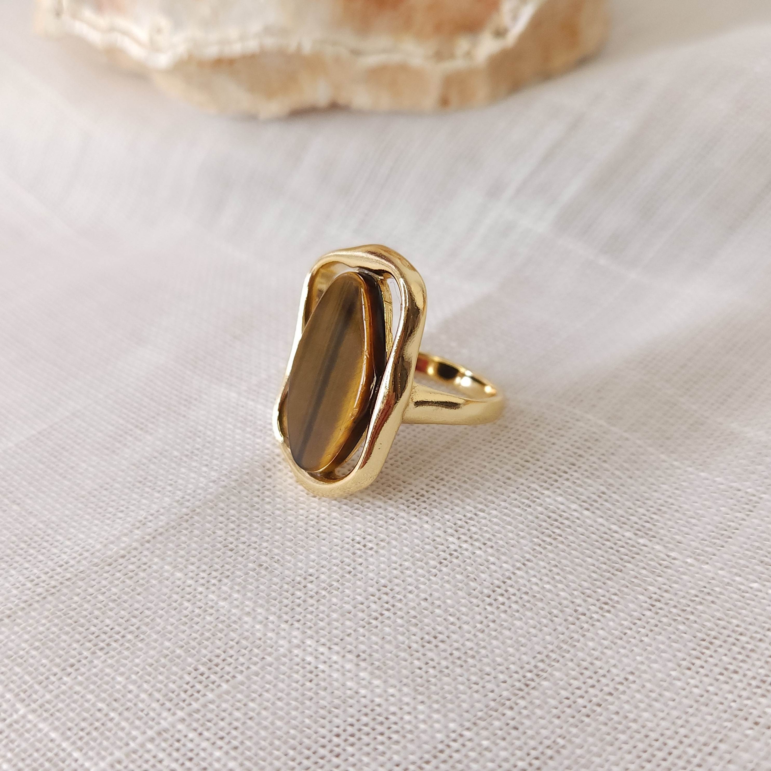 Anel Formato Orgânico e Pedra Oval Olho de tigre - Banhado a Ouro 18k