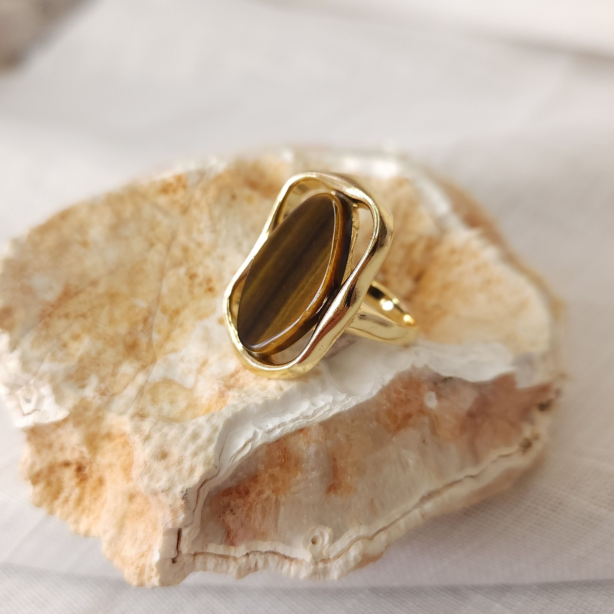 Anel Formato Orgânico e Pedra Oval Olho de tigre - Banhado a Ouro 18k - Imagem 3