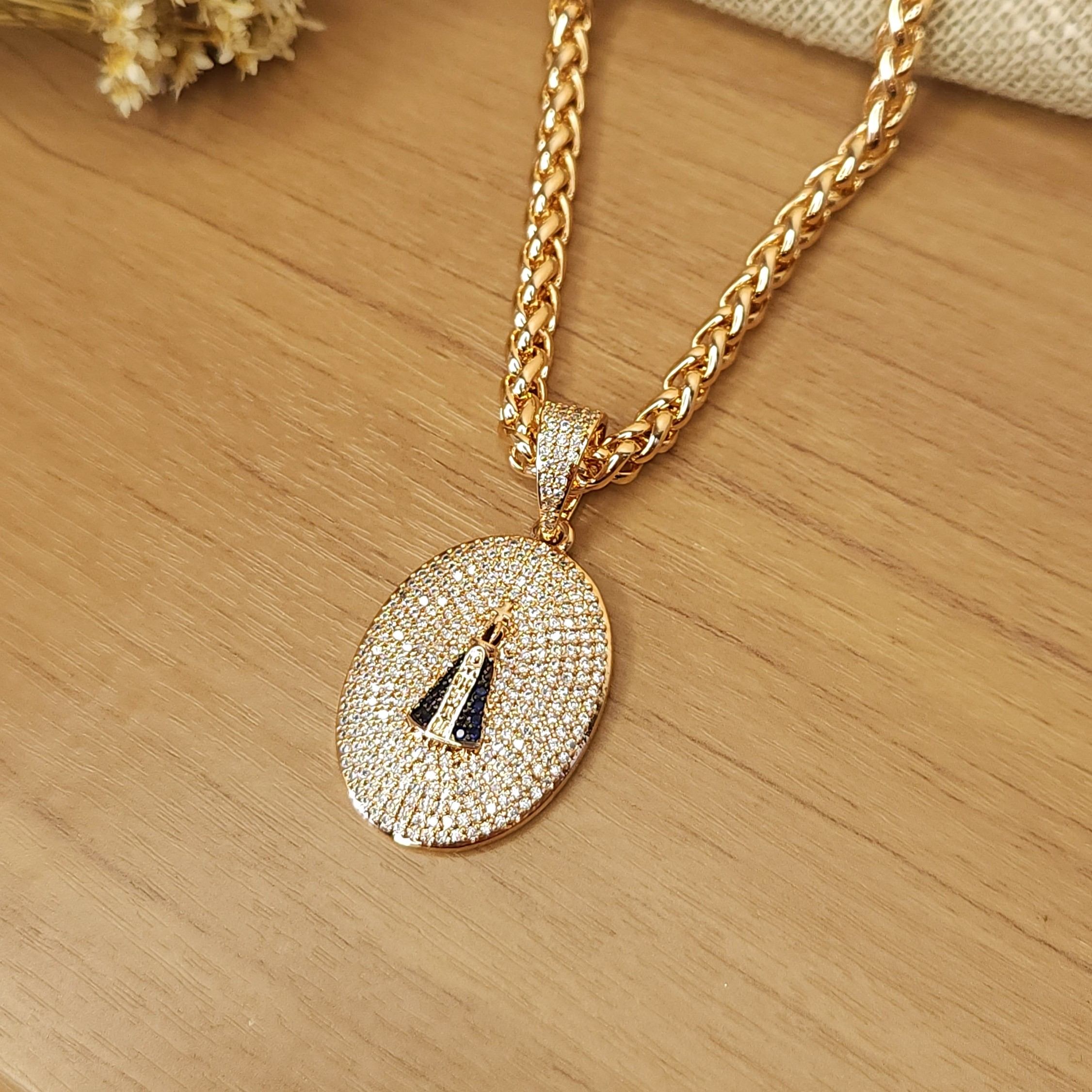 Colar Corrente Trama e Medalha Cravejada Nossa Senhora Aparecida - Banhado a Ouro 18K