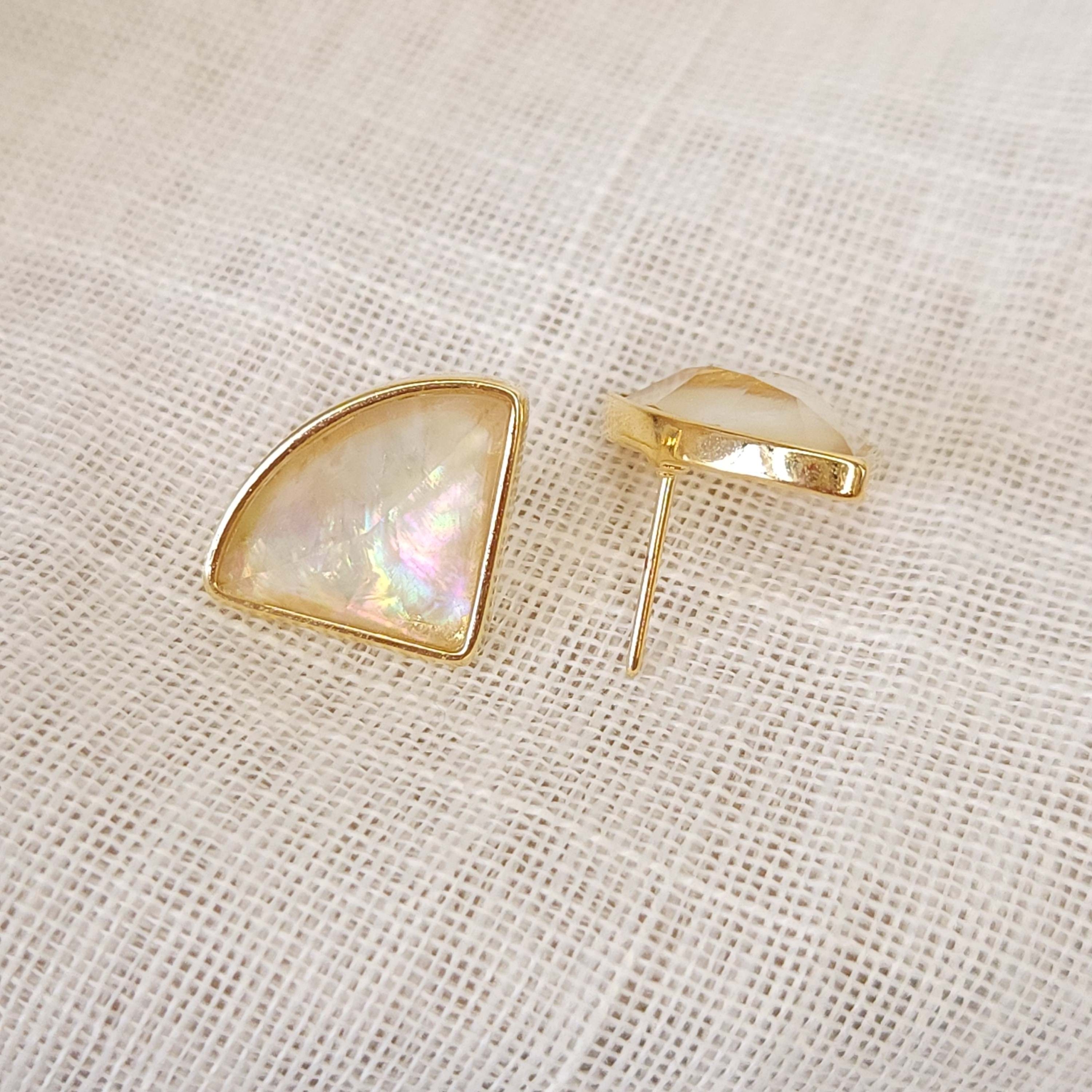 Brinco em Formato de diamante com Pedra Natural Opala Do Mar - Nautilus - Imagem 3