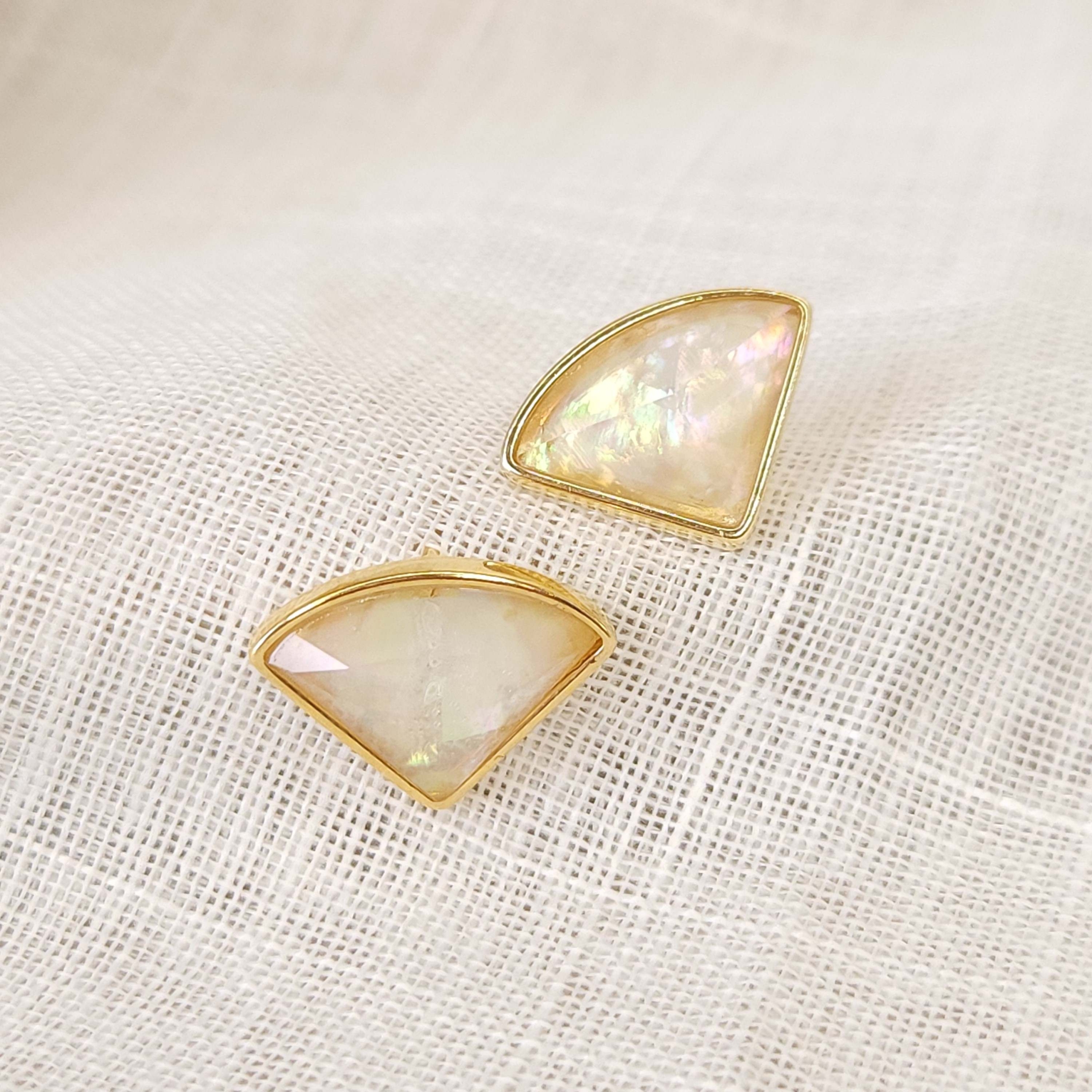 Brinco em Formato de diamante com Pedra Natural Opala Do Mar - Nautilus