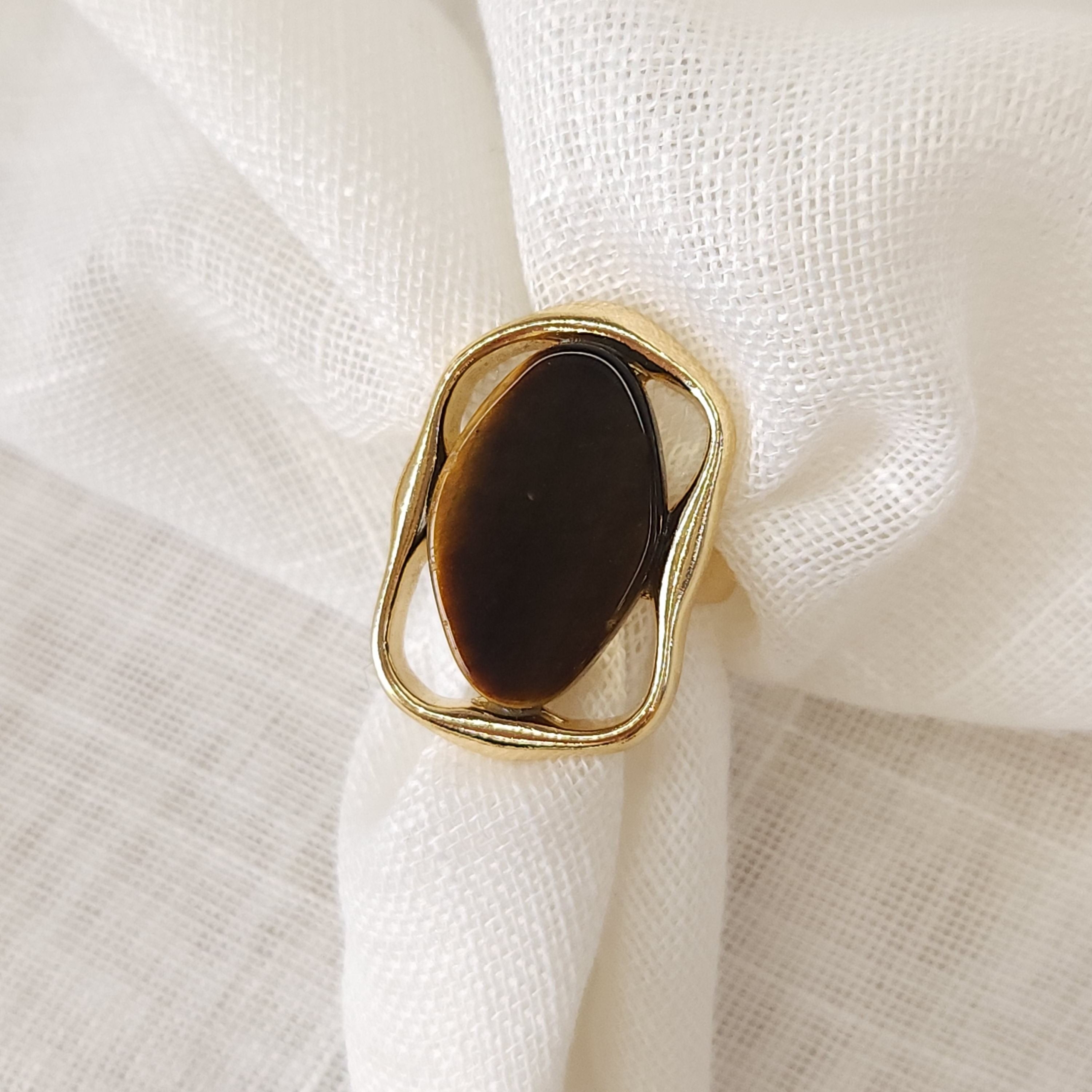 Anel Formato Orgânico e Pedra Oval Olho de tigre - Banhado a Ouro 18k - Imagem 2