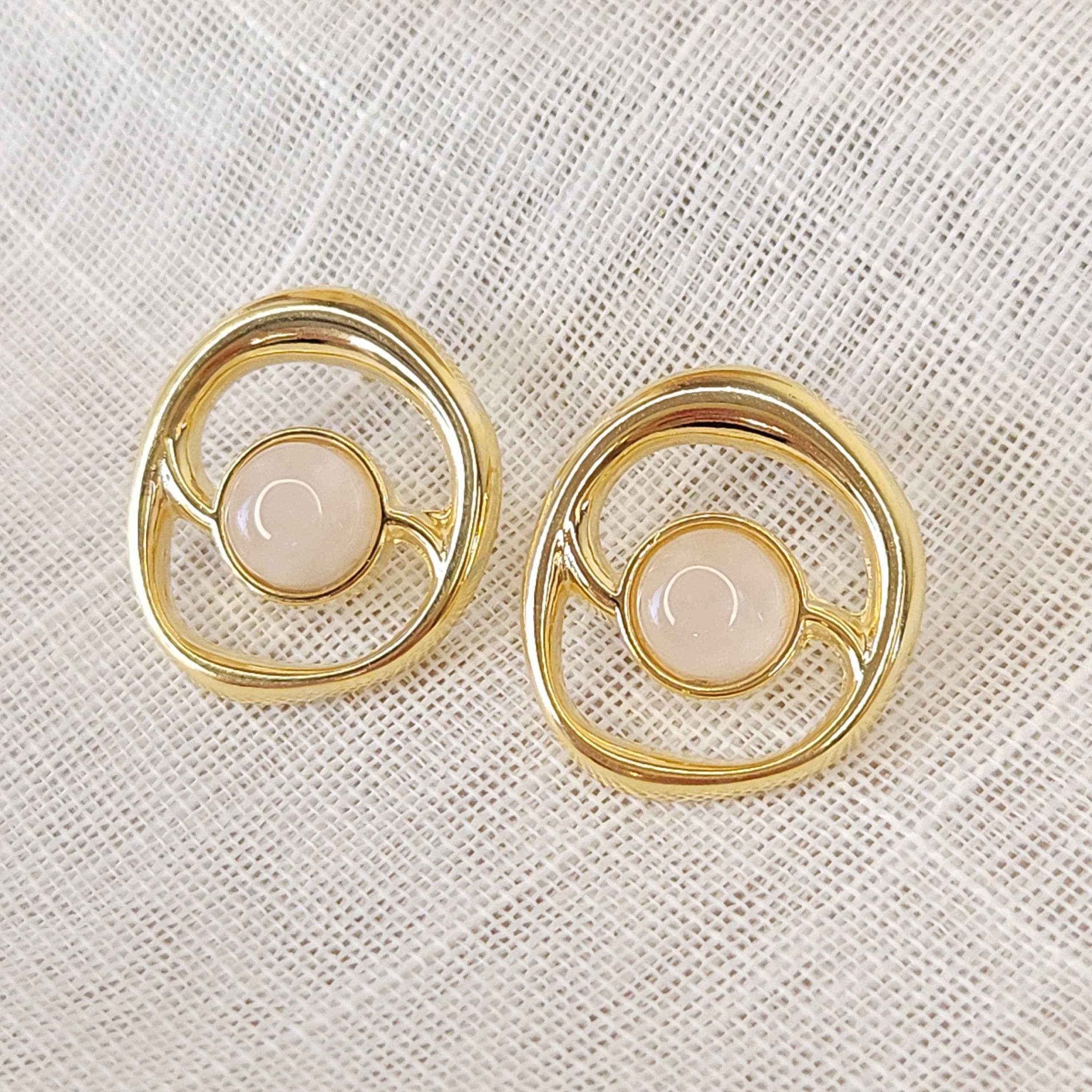 Brinco Orgânico Vasado com Pedra Natural Quartzo Rosa - Banhado a Ouro 18k - Imagem 2