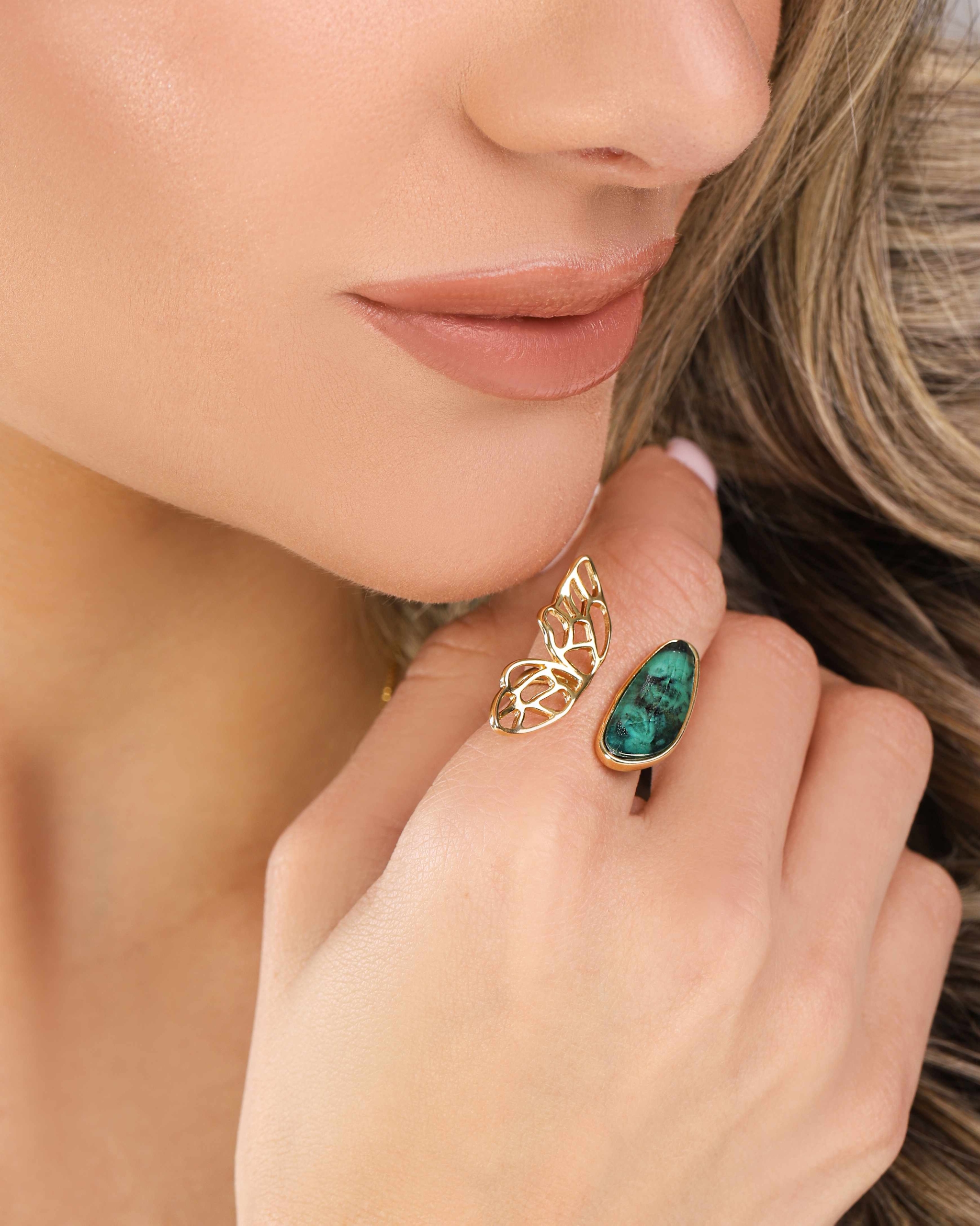 Anel Aberto Asas Borboleta e Pedra Natural Esmeralda - Banhado a Ouro 18k - Imagem 4