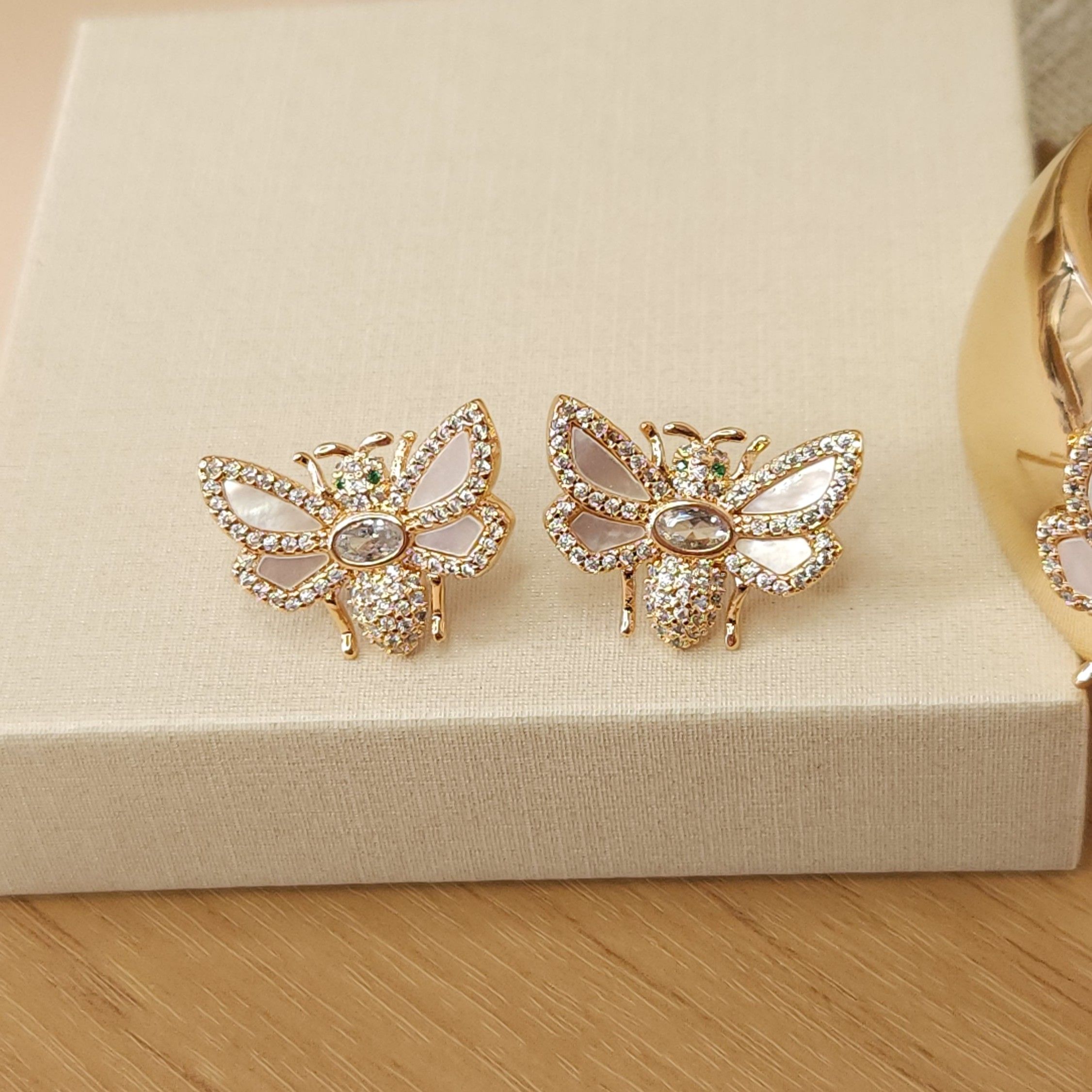 Conjunto Bracelete liso e Brincos Abelha com Madrepérolas e zircônias - Banhado a Ouro 18K - Imagem 3