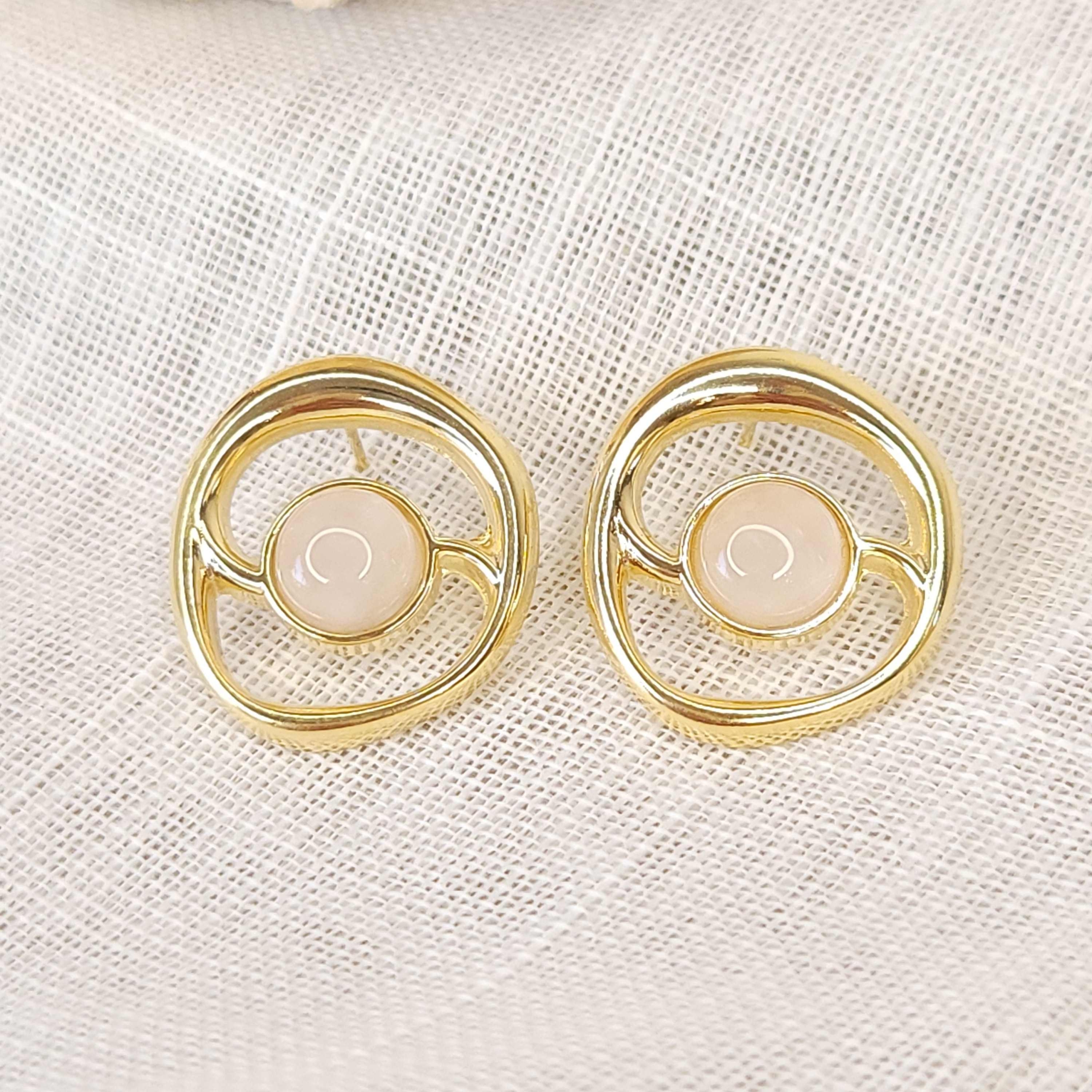 Brinco Orgânico Vasado com Pedra Natural Quartzo Rosa - Banhado a Ouro 18k