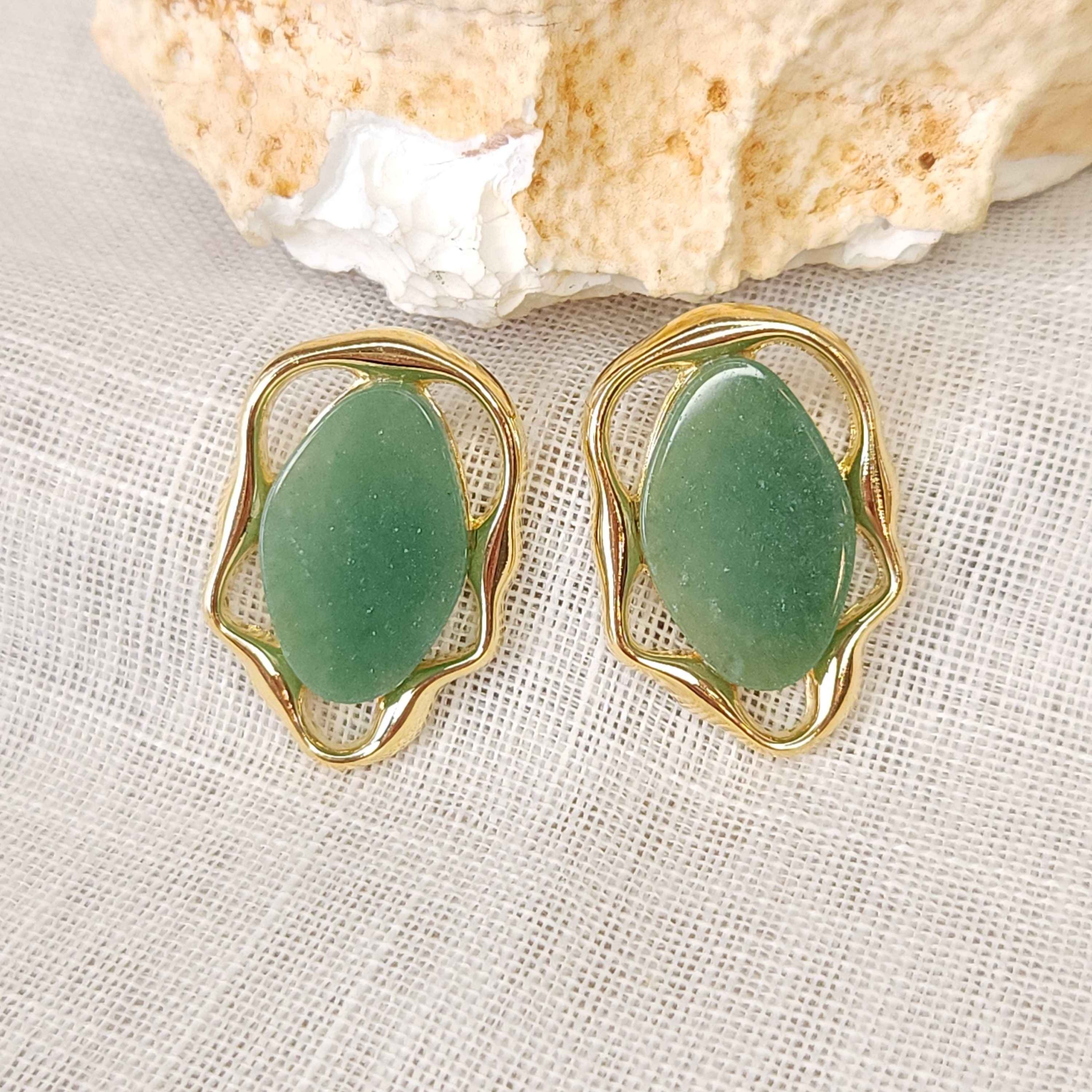 Brinco Pedra Natural Quartzo Verde e Detalhes Ondulados - Banhado a Ouro 18k