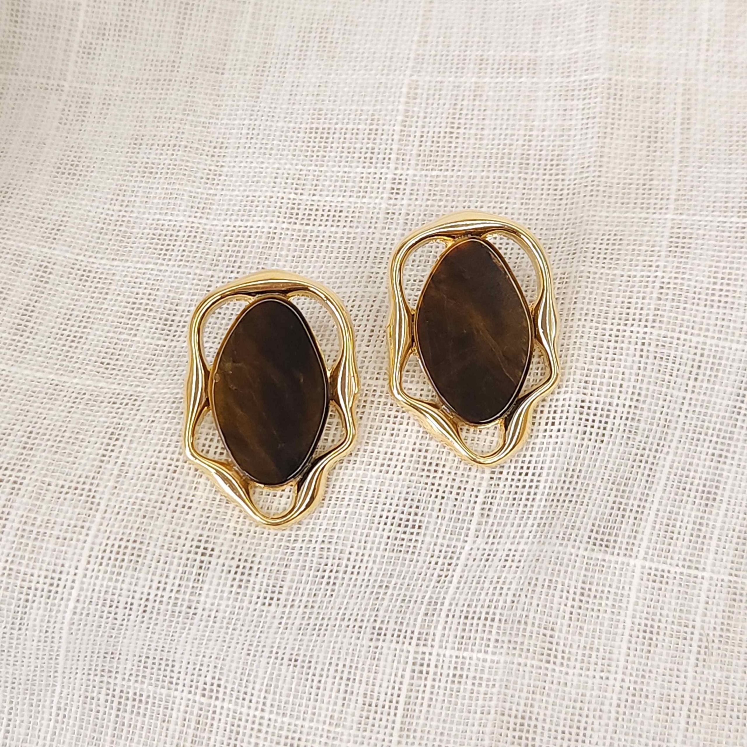 Brinco Pedra Olho de Tigre com Detalhes Geométricos - Banhado a Ouro 18k