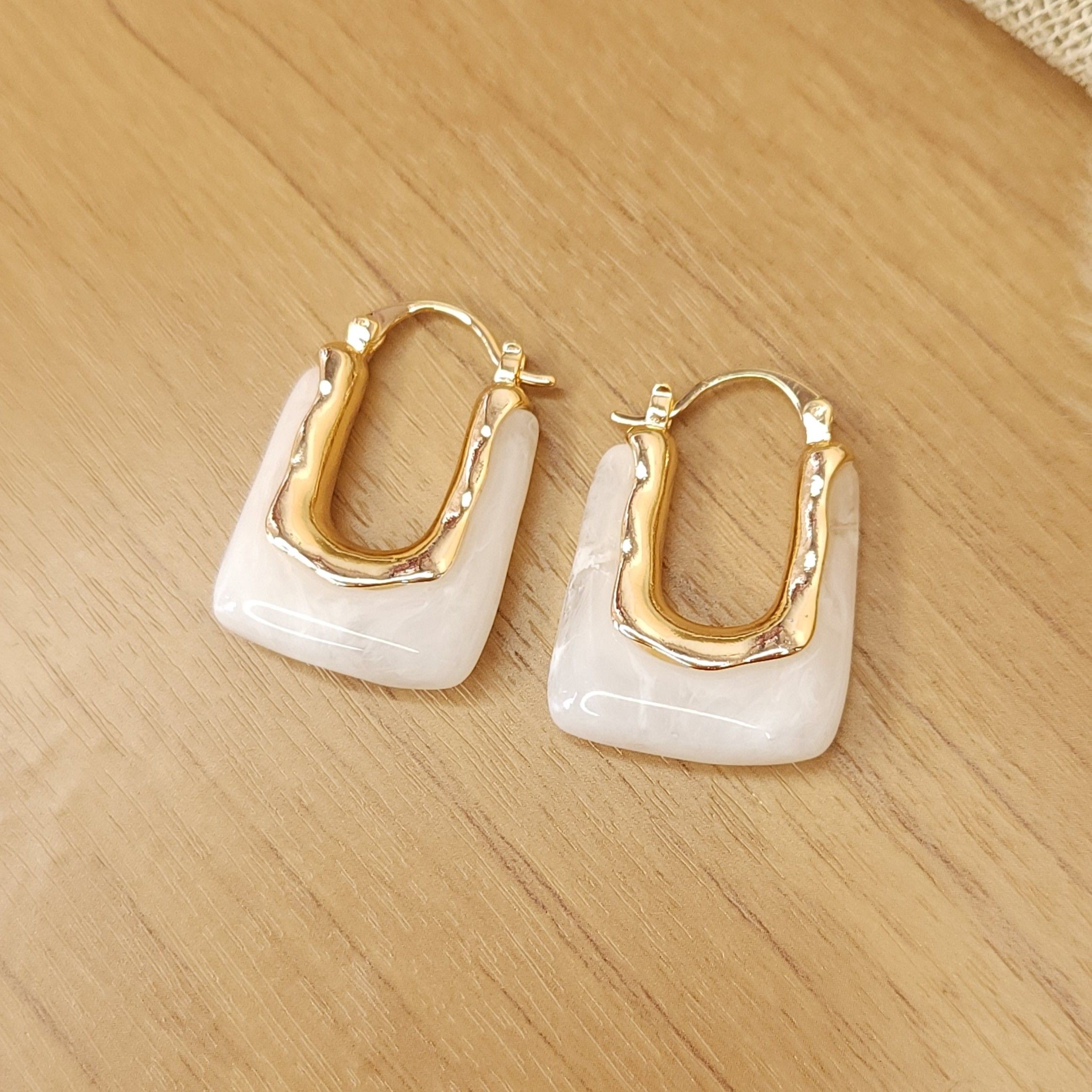 Brinco Argola Retangular Envolvido com Pedra - Banhado a Ouro 18K - Imagem 2