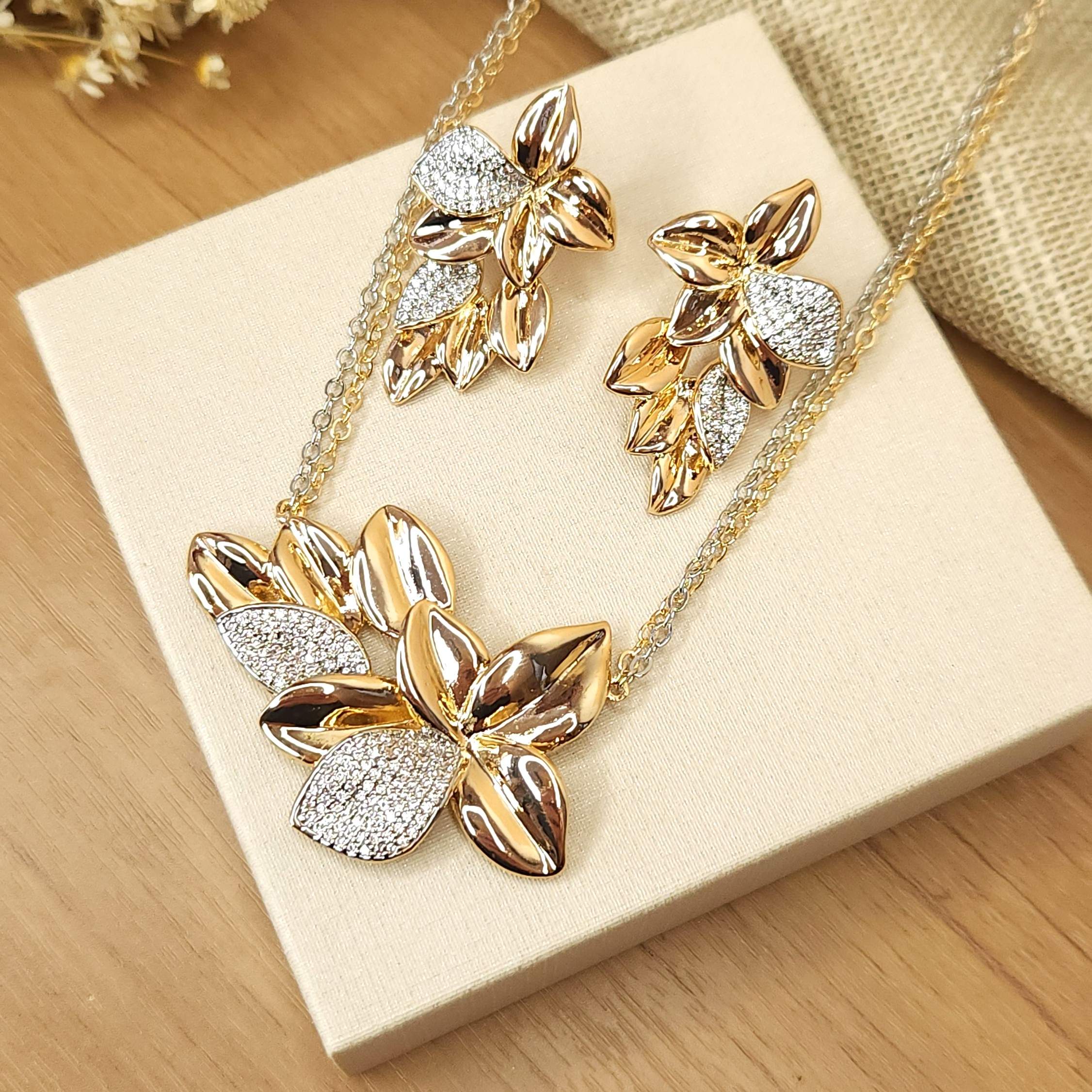 Conjunto Minimalista Colar Fio duplo com Duas Cores e Brincos Folhas Lisas e Cravejadas - Banhado a Ouro 18k