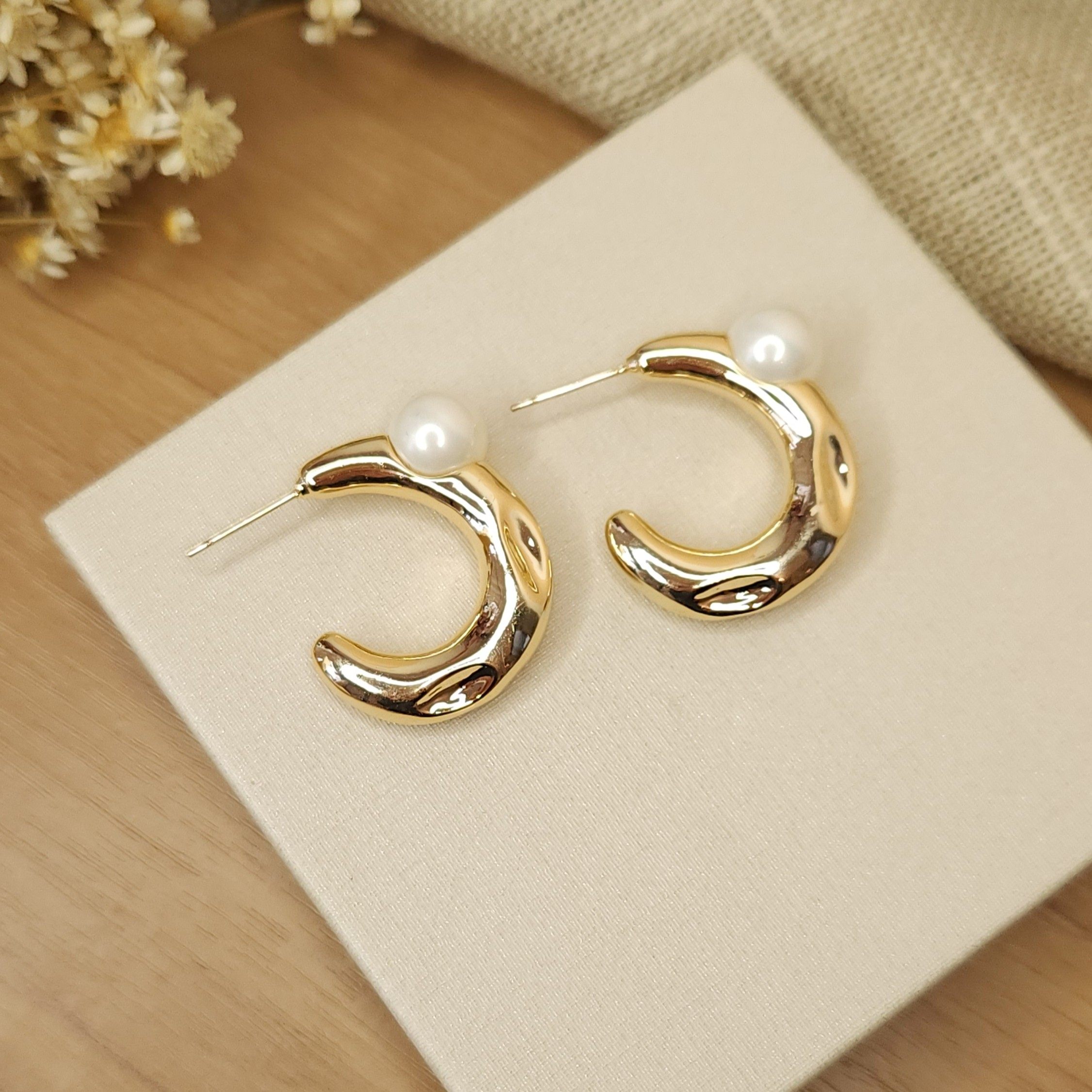 Brinco Argola, Designer Orgânico Lisa com Pérola - Banhado a Ouro 18K