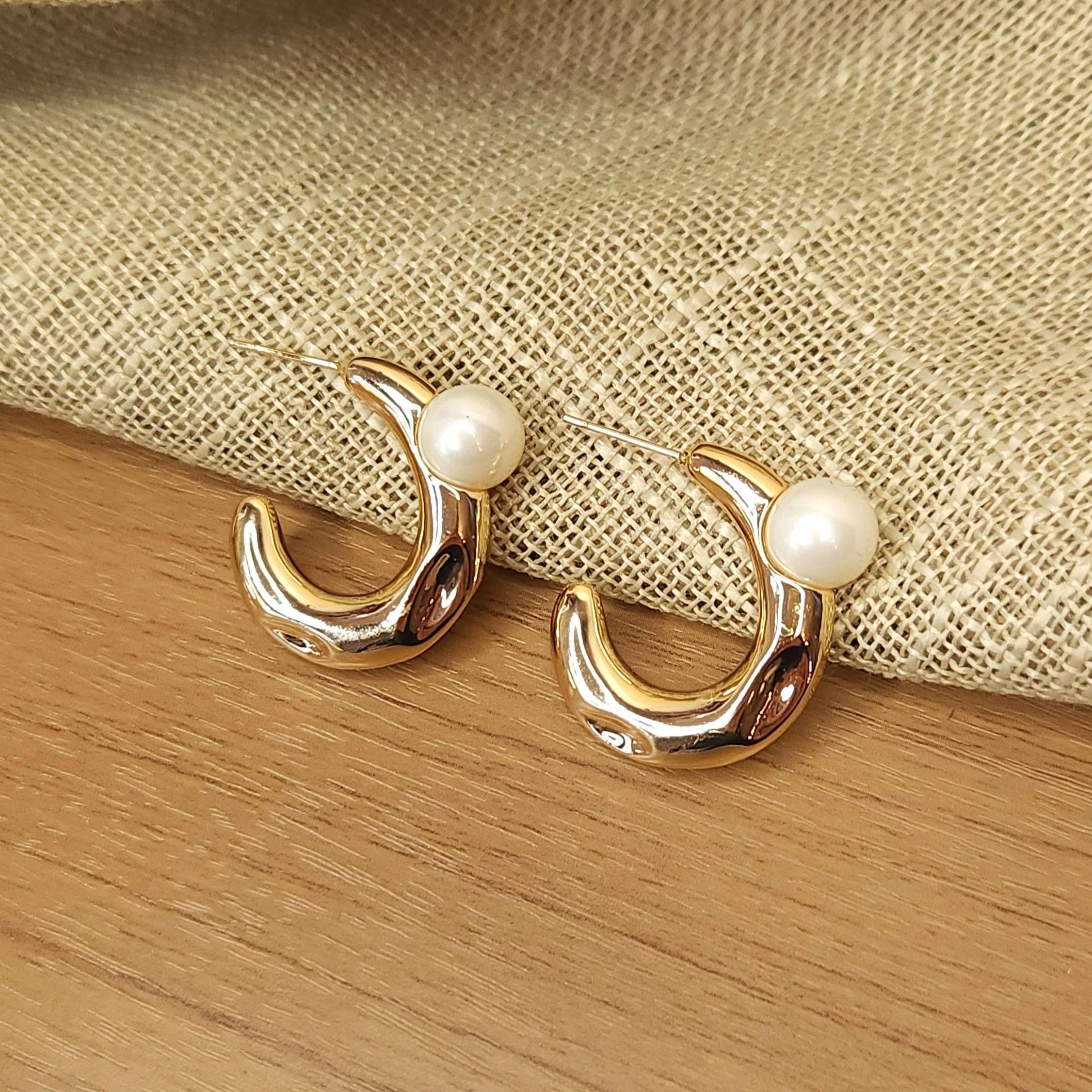 Brinco Argola, Designer Orgânico Lisa com Pérola - Banhado a Ouro 18K - Imagem 2