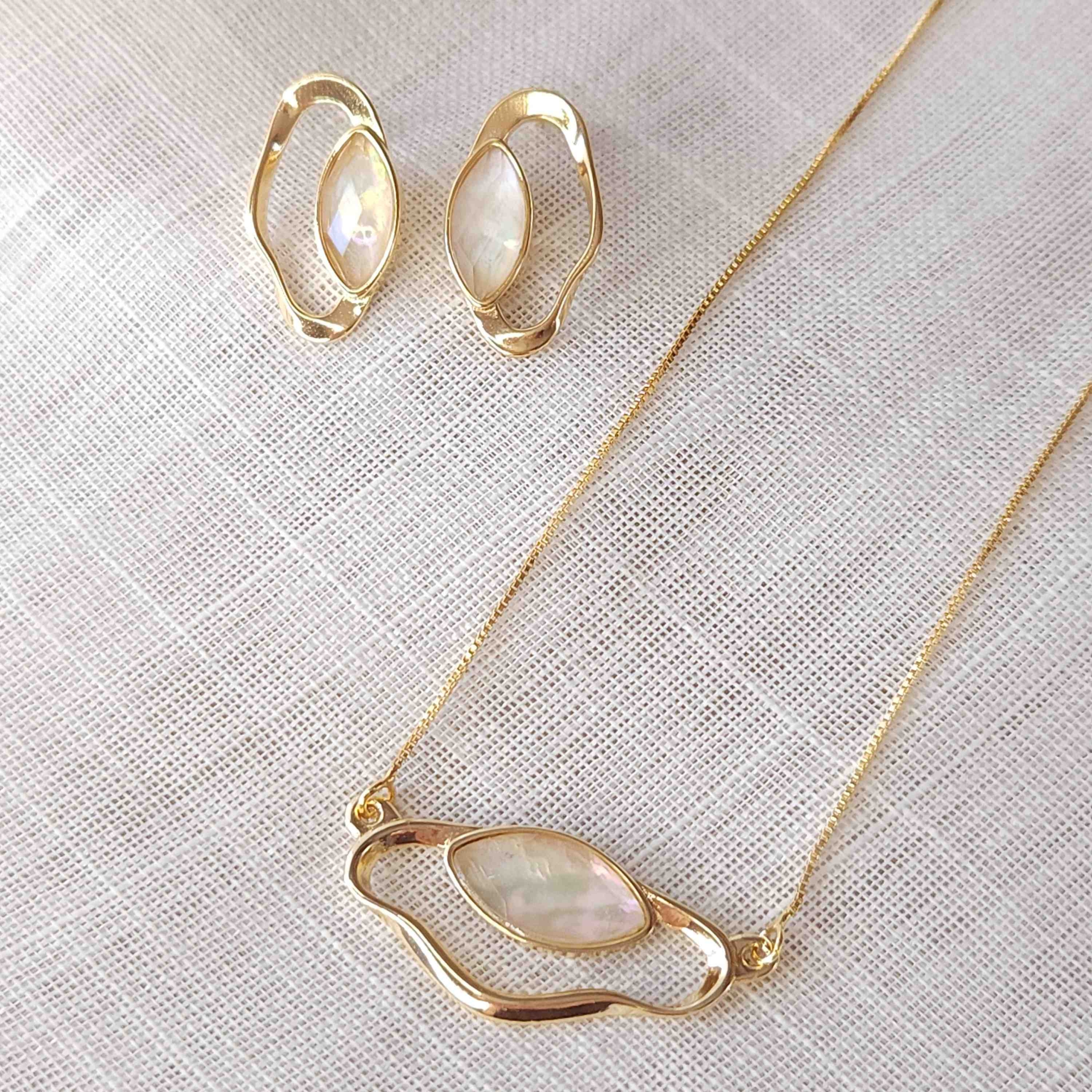 Conjunto Orgânico Vasado em formato ondulado - Banhado a Ouro 18k